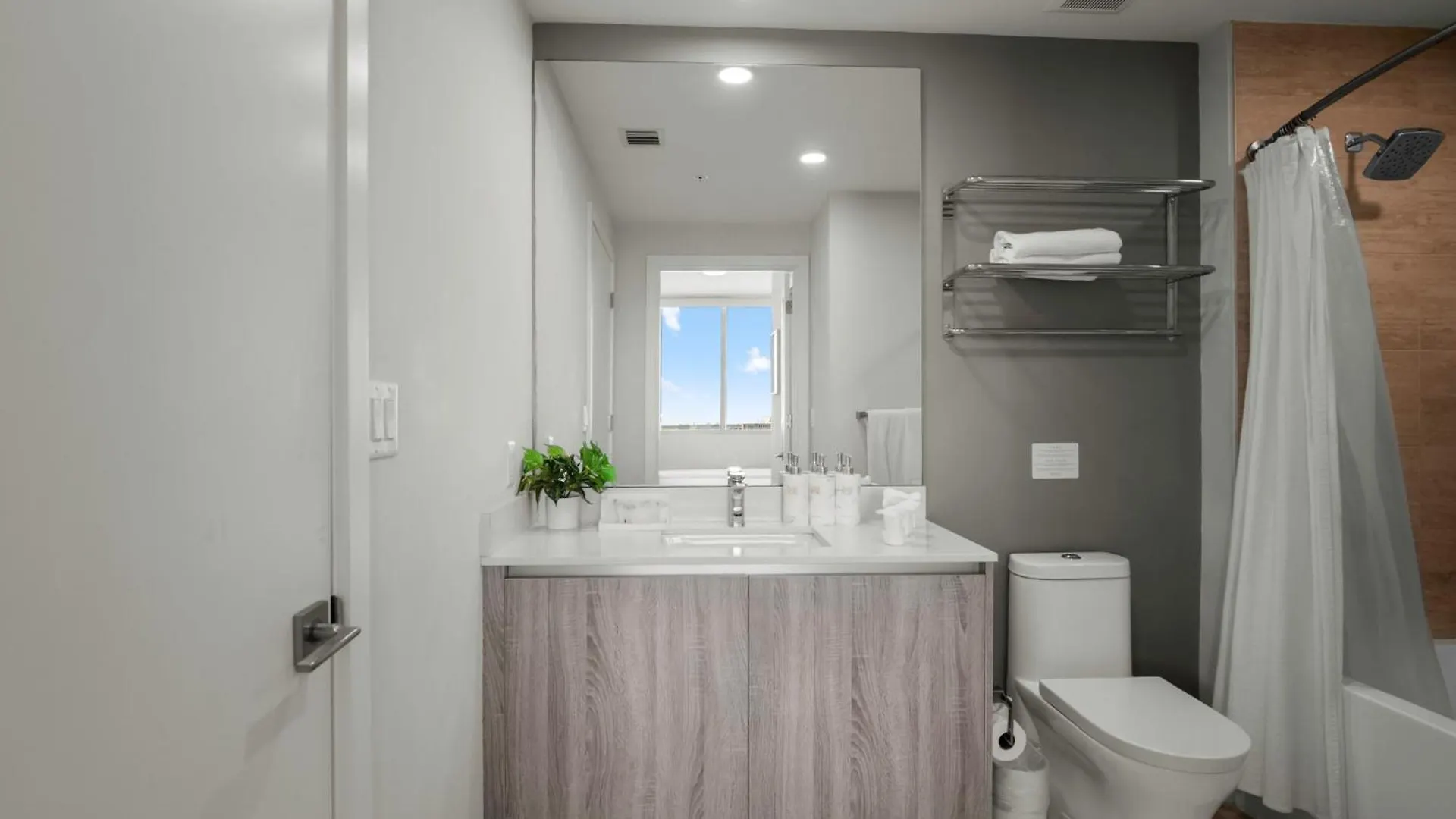 Elegant 2br W Beautiful Views Miami