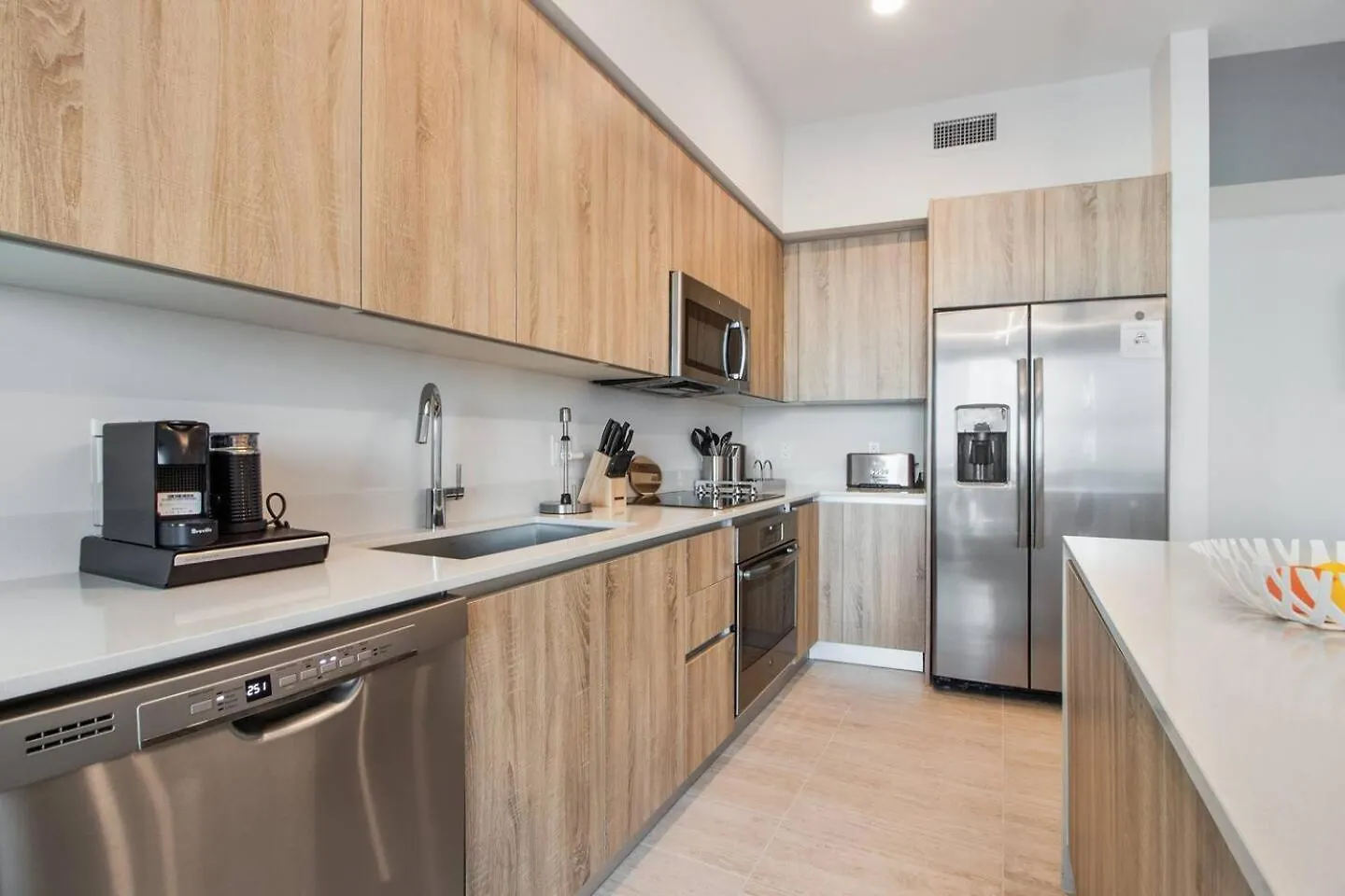 Elegant 2br W Beautiful Views Apartment