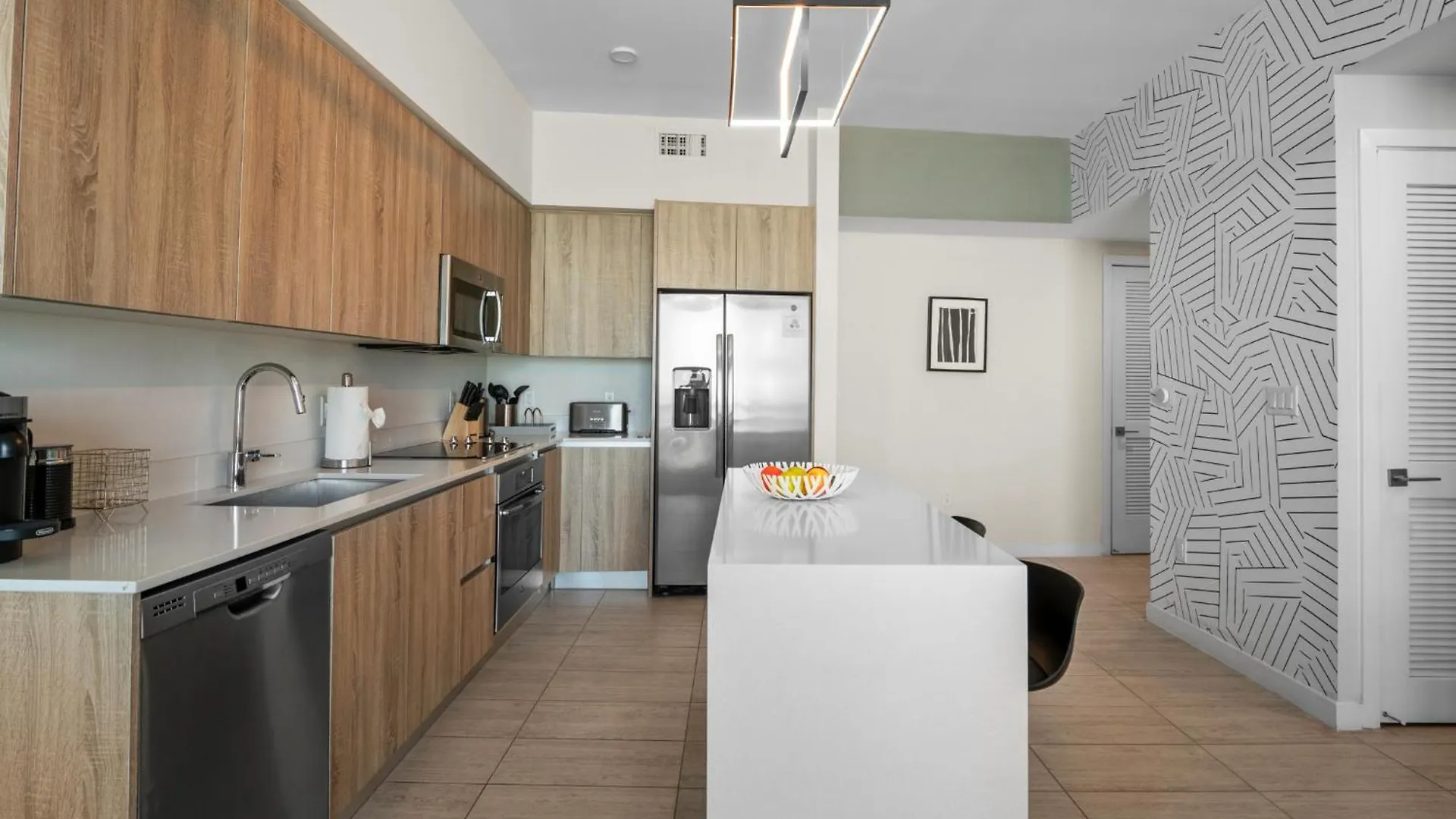 Elegant 2br W Beautiful Views Apartment