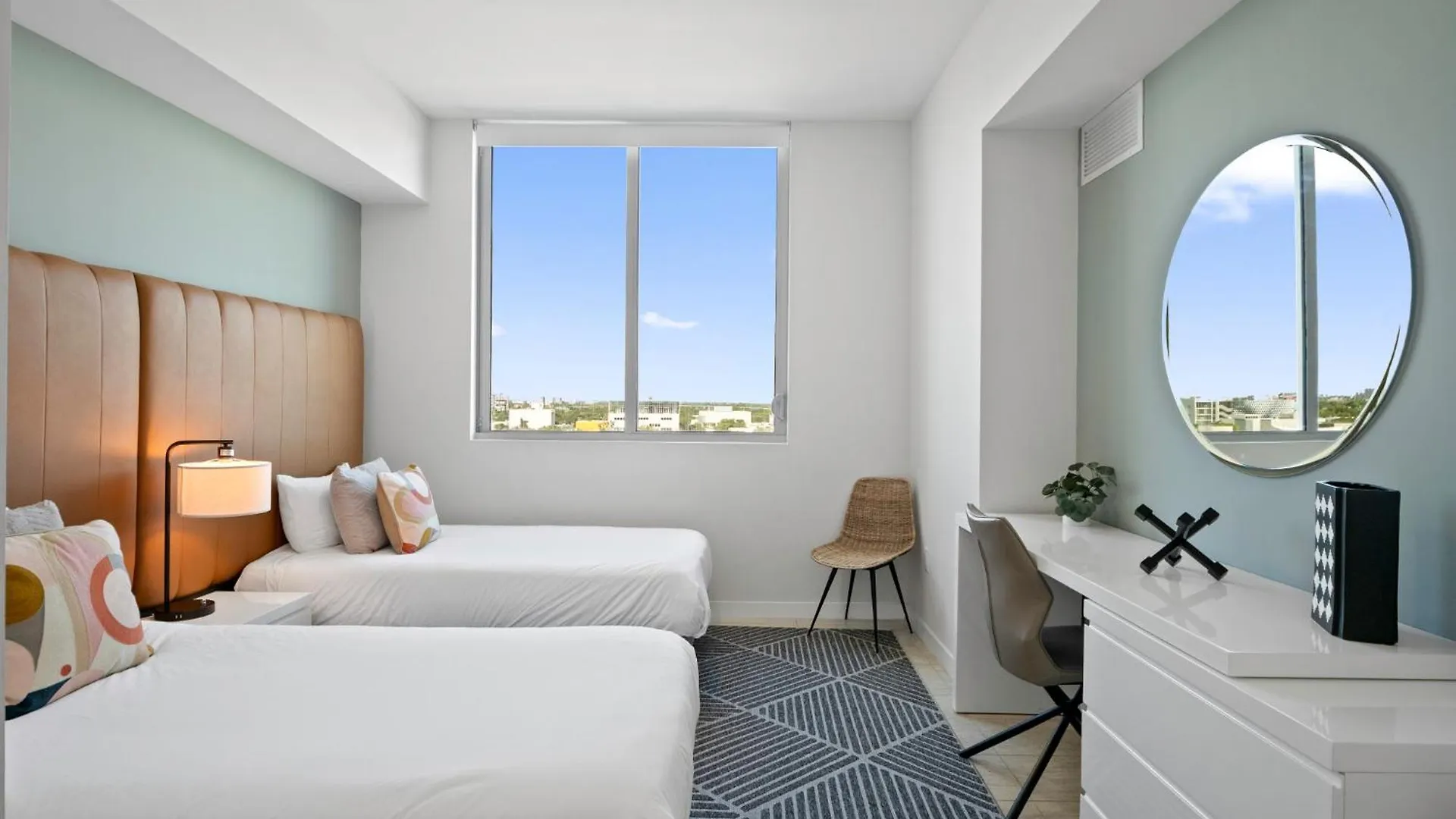 Elegant 2br W Beautiful Views