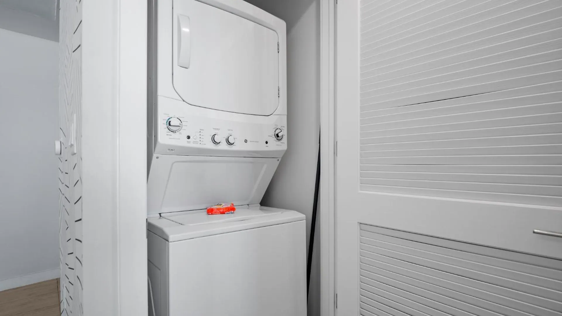 Elegant 2br W Beautiful Views Apartment