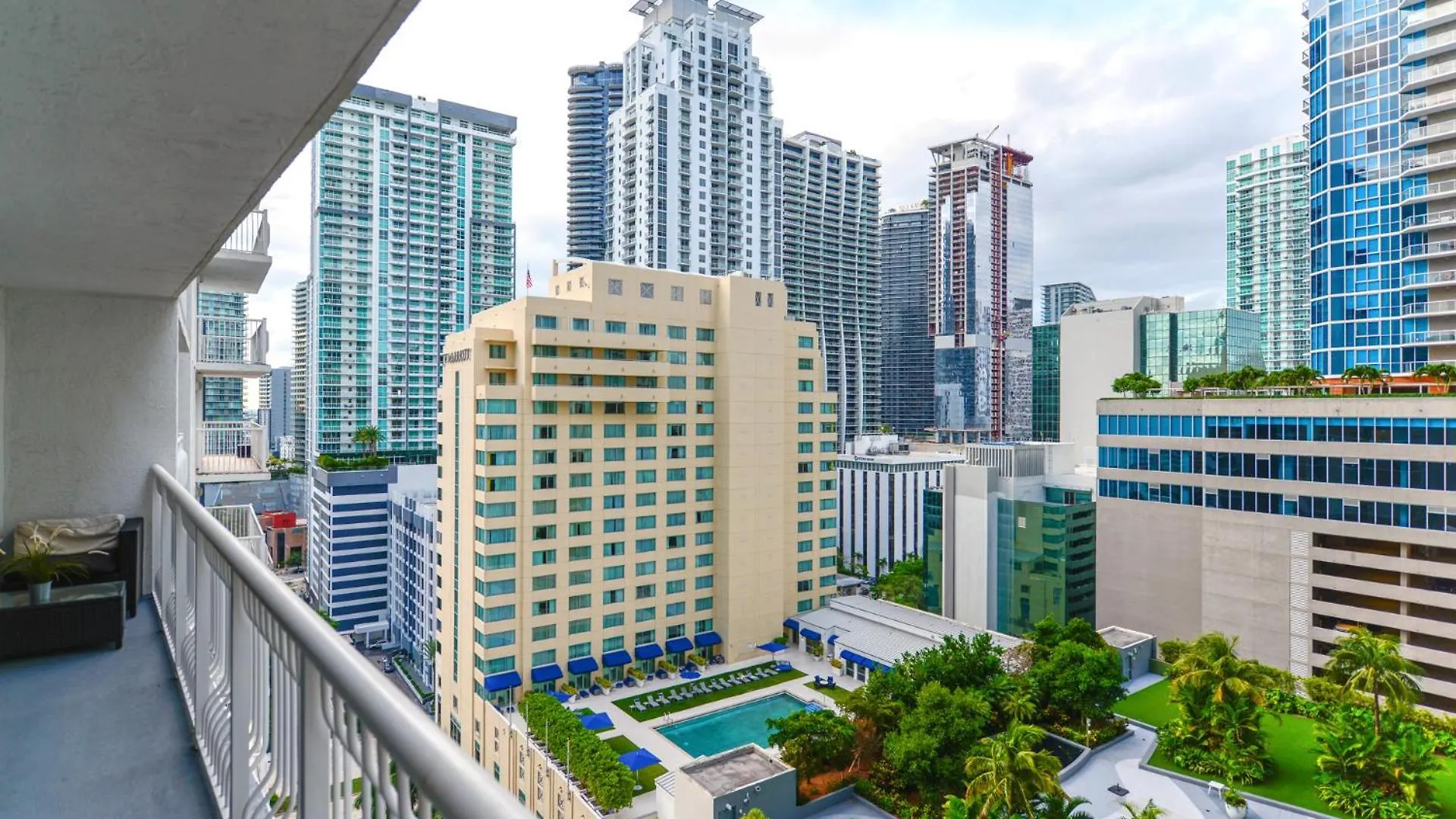Apartment Beautiful That Will Make Feel Like At Miami