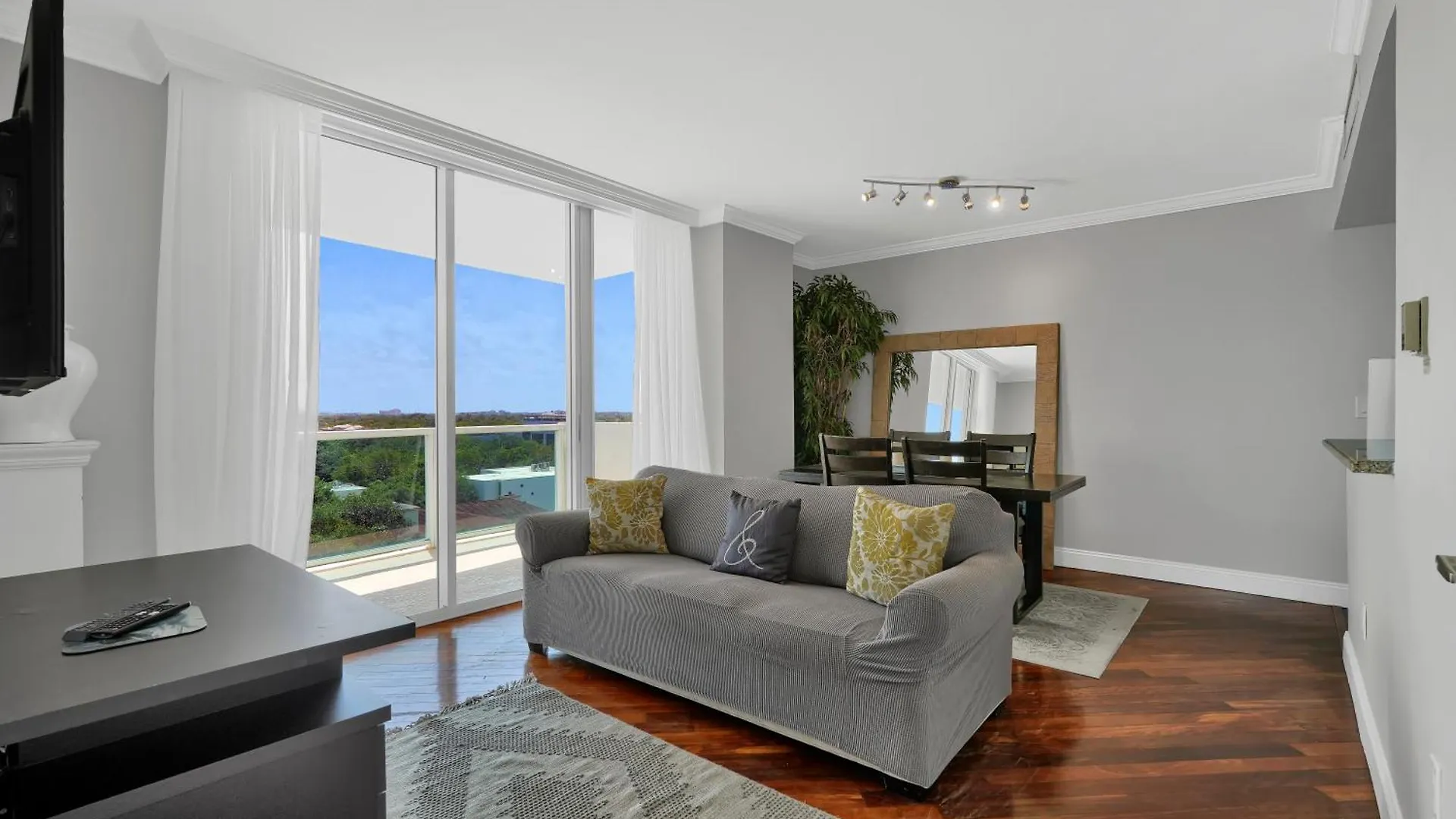 Fabulous 2 Bedroom In Heart Of Grove Miami