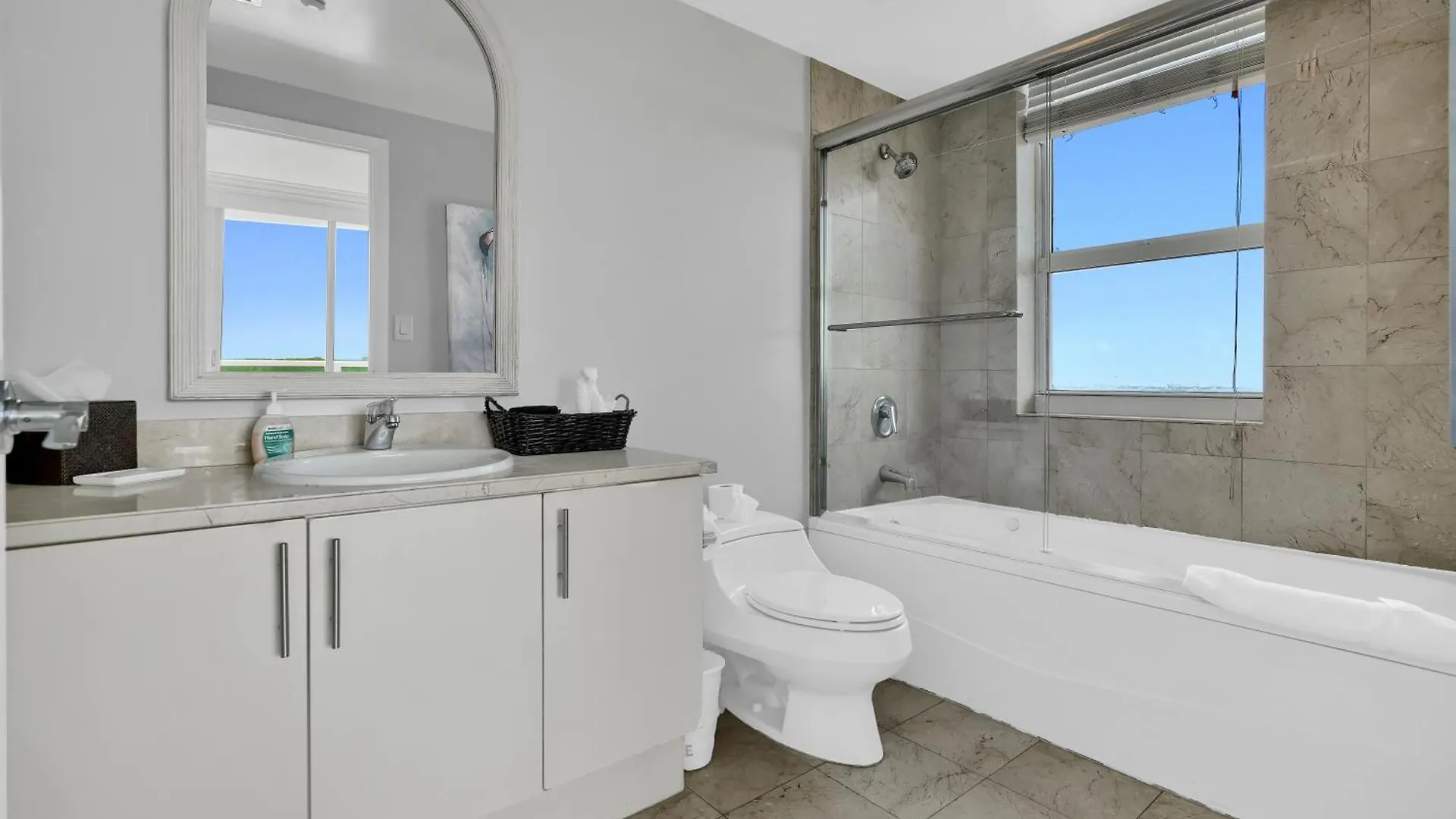 Fabulous 2 Bedroom In Heart Of Grove * Miami