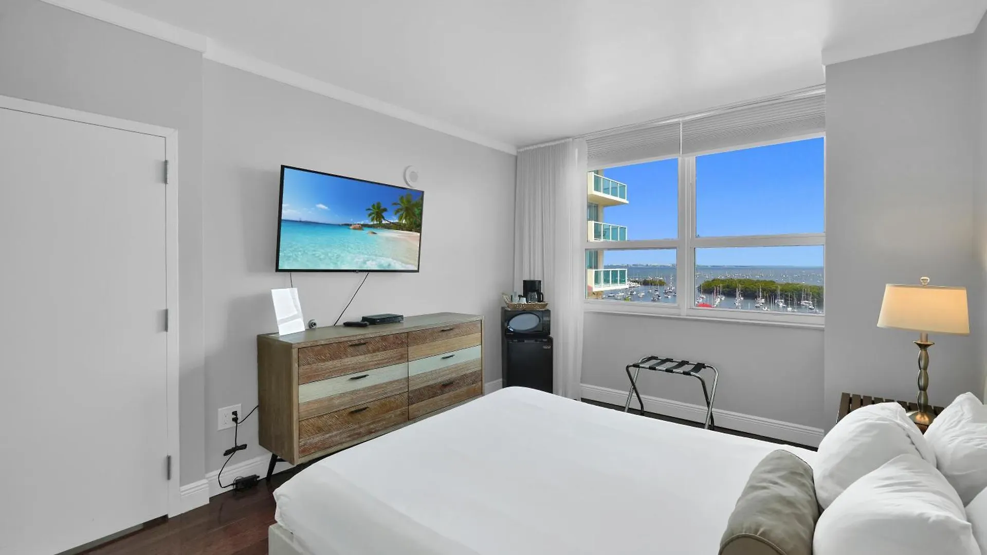Fabulous 2 Bedroom In Heart Of Grove Miami