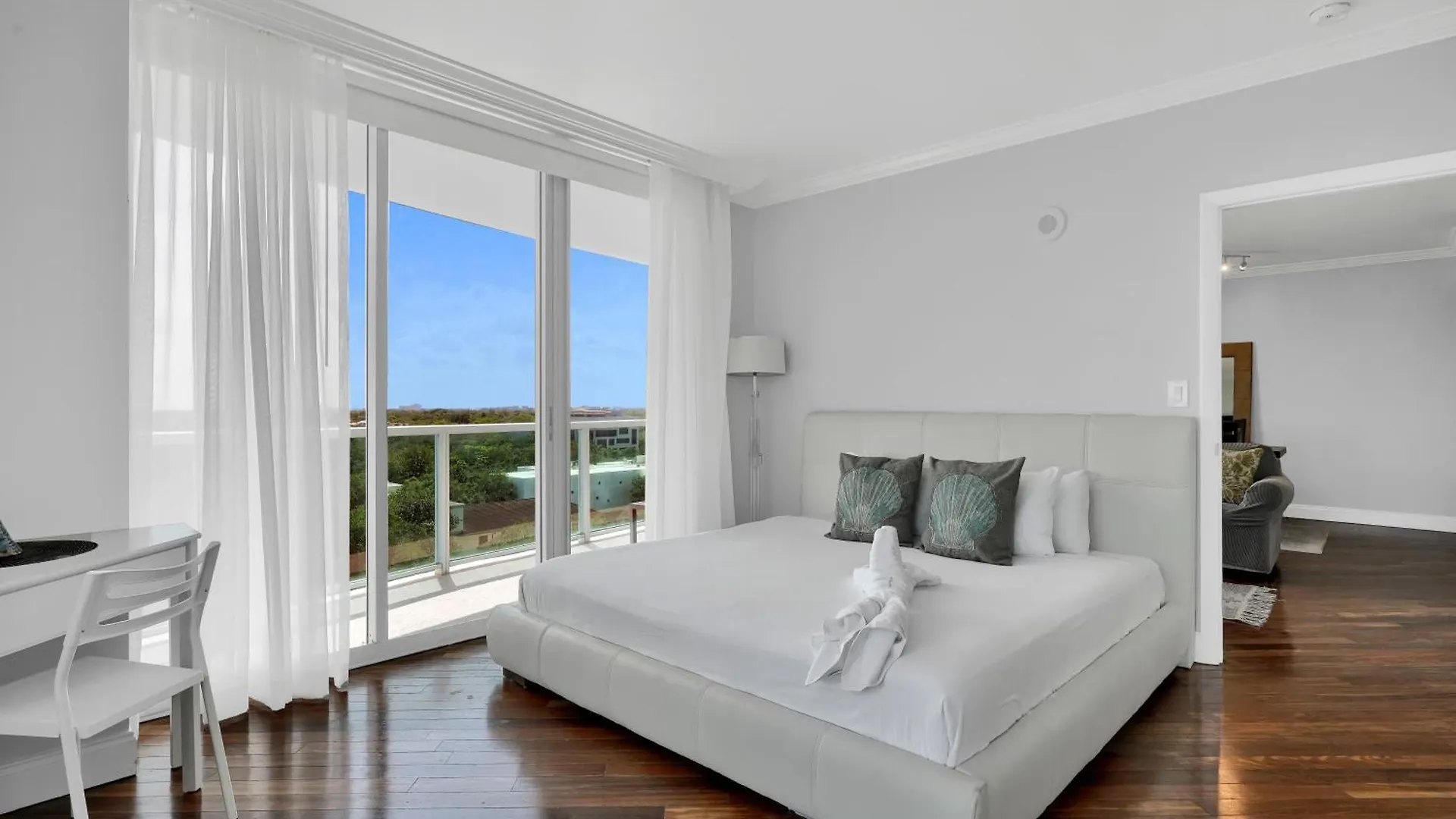 Fabulous 2 Bedroom In Heart Of Grove Aparthotel *