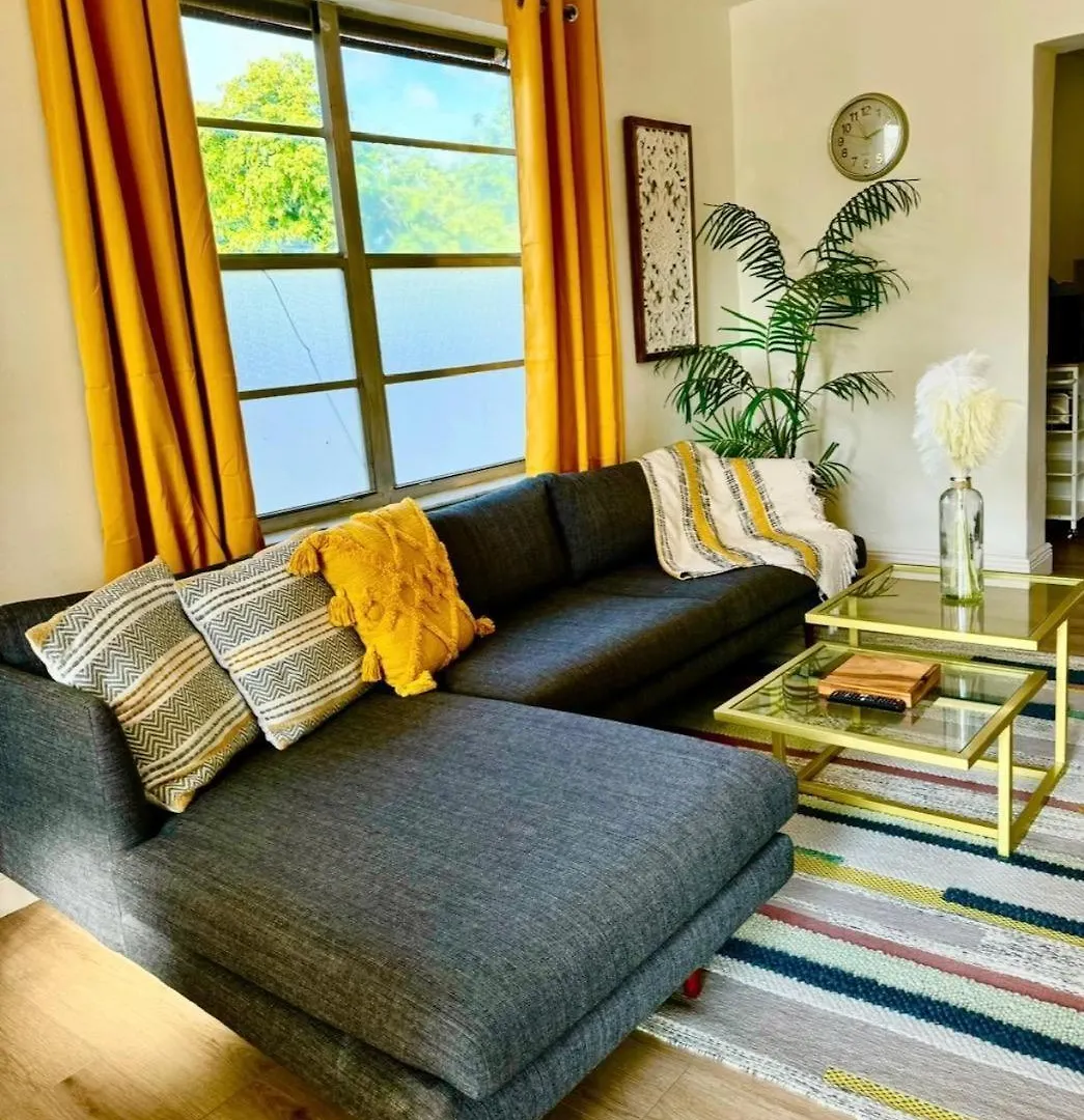 Lush Tropical Big Close To Airport, Calle 8, Coral Gables And Lots Amenities *