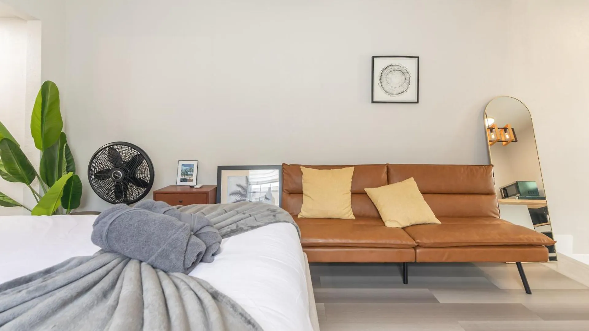 Charming In With Parking And Patio *