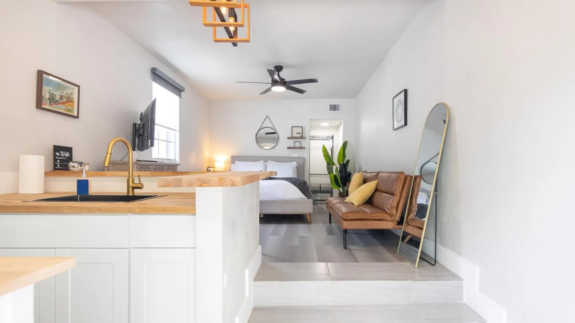 公寓 Charming In With Parking And Patio *