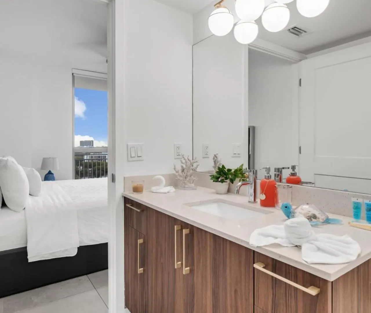 Family-friendly 3br Near Downtown With Parking Apartment