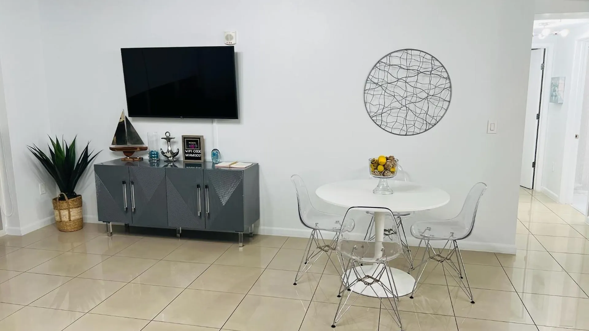Spacious 2bd 2bth At Midblock Miami