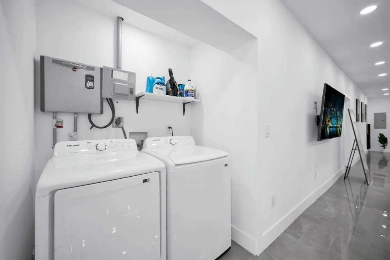 Lux Modern 4br With Pool Miami