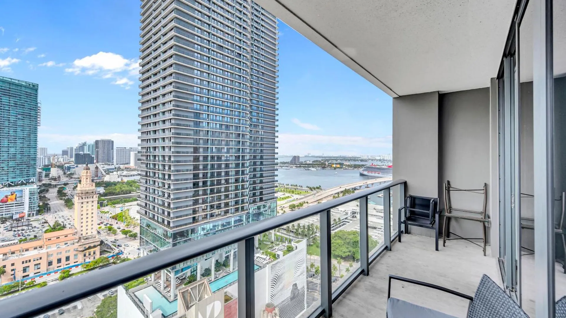 Great 3 Beds 3 Baths Downtown 아파트