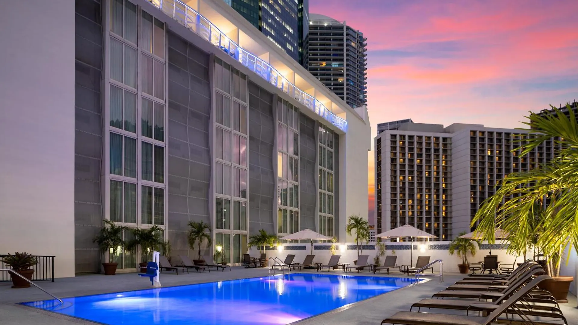 Courtyard Downtown Brickell Area 3*