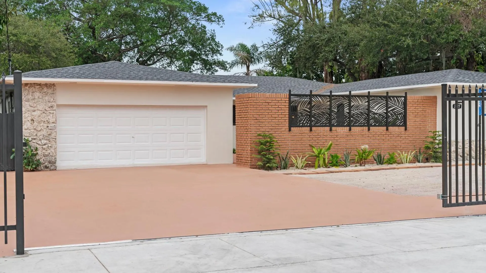 The Palace Pickleball Gameroom Heated L26 Miami