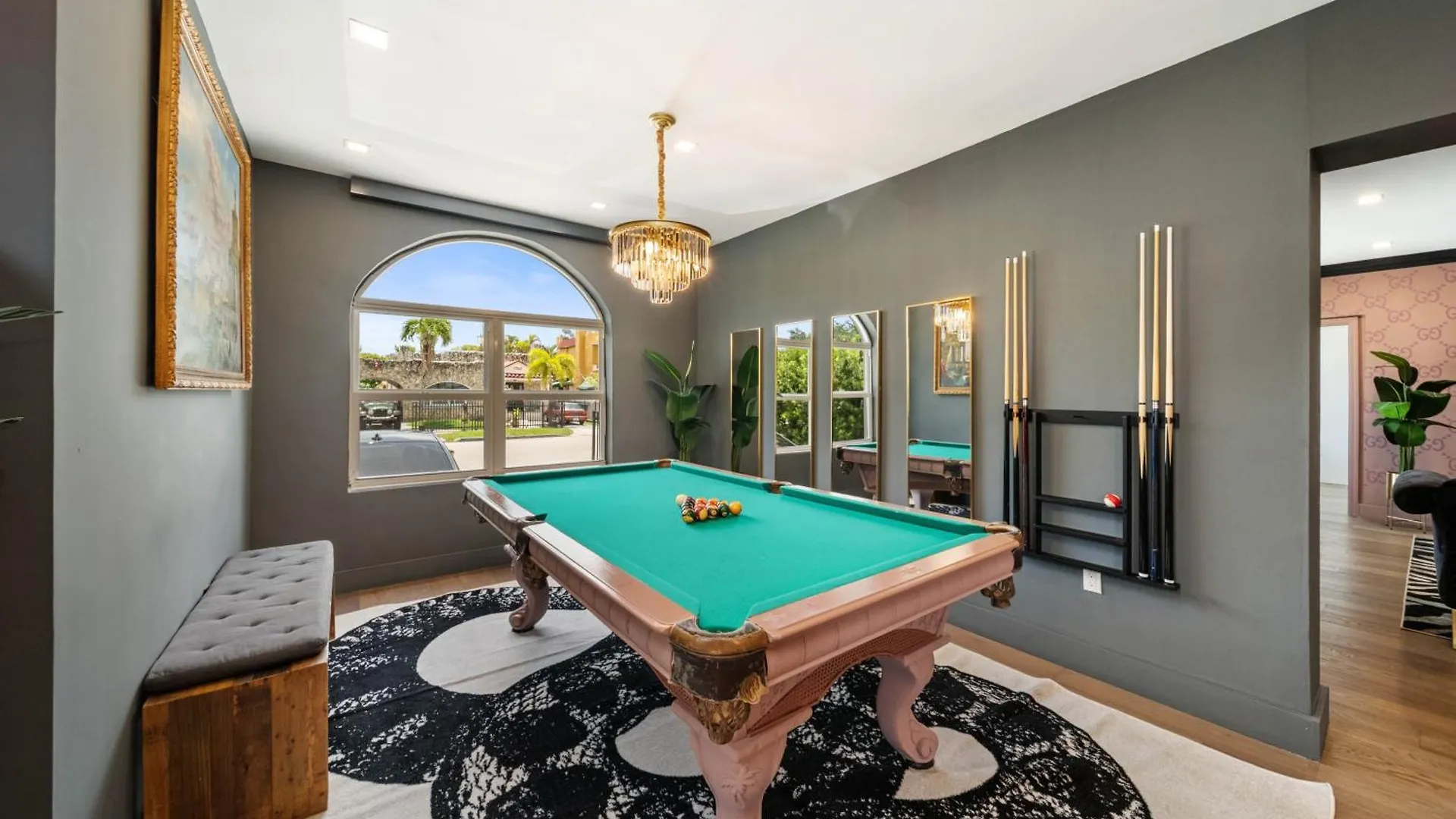 Villa Gucci With Pool & Great Location *