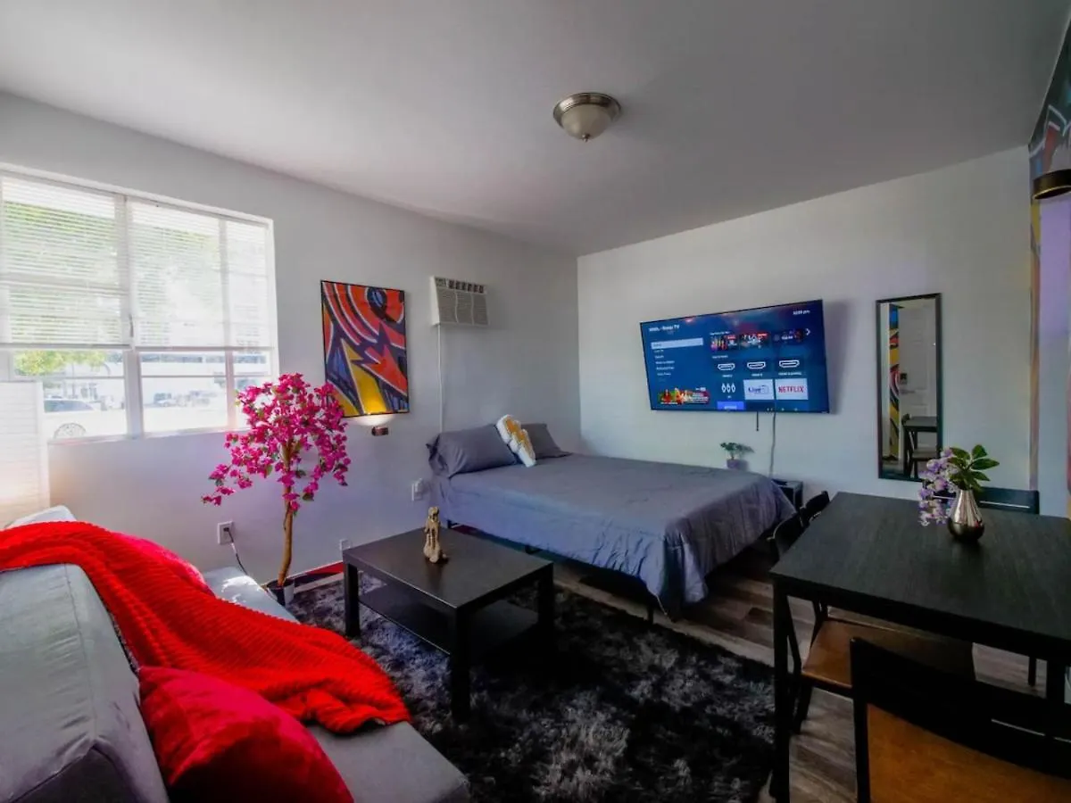 Stylish - Edgewater Apartment