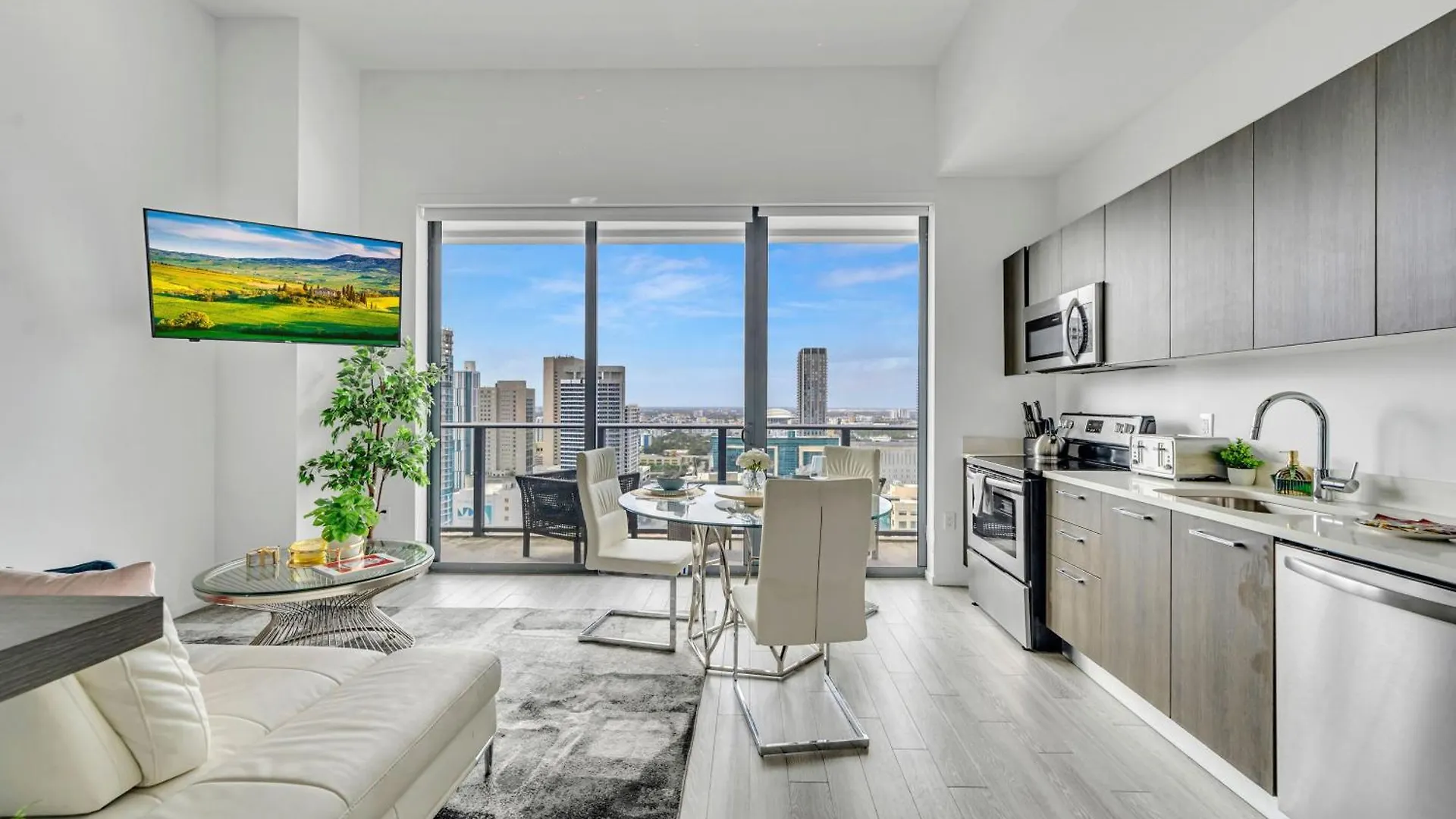 Views Downtown Apartment *