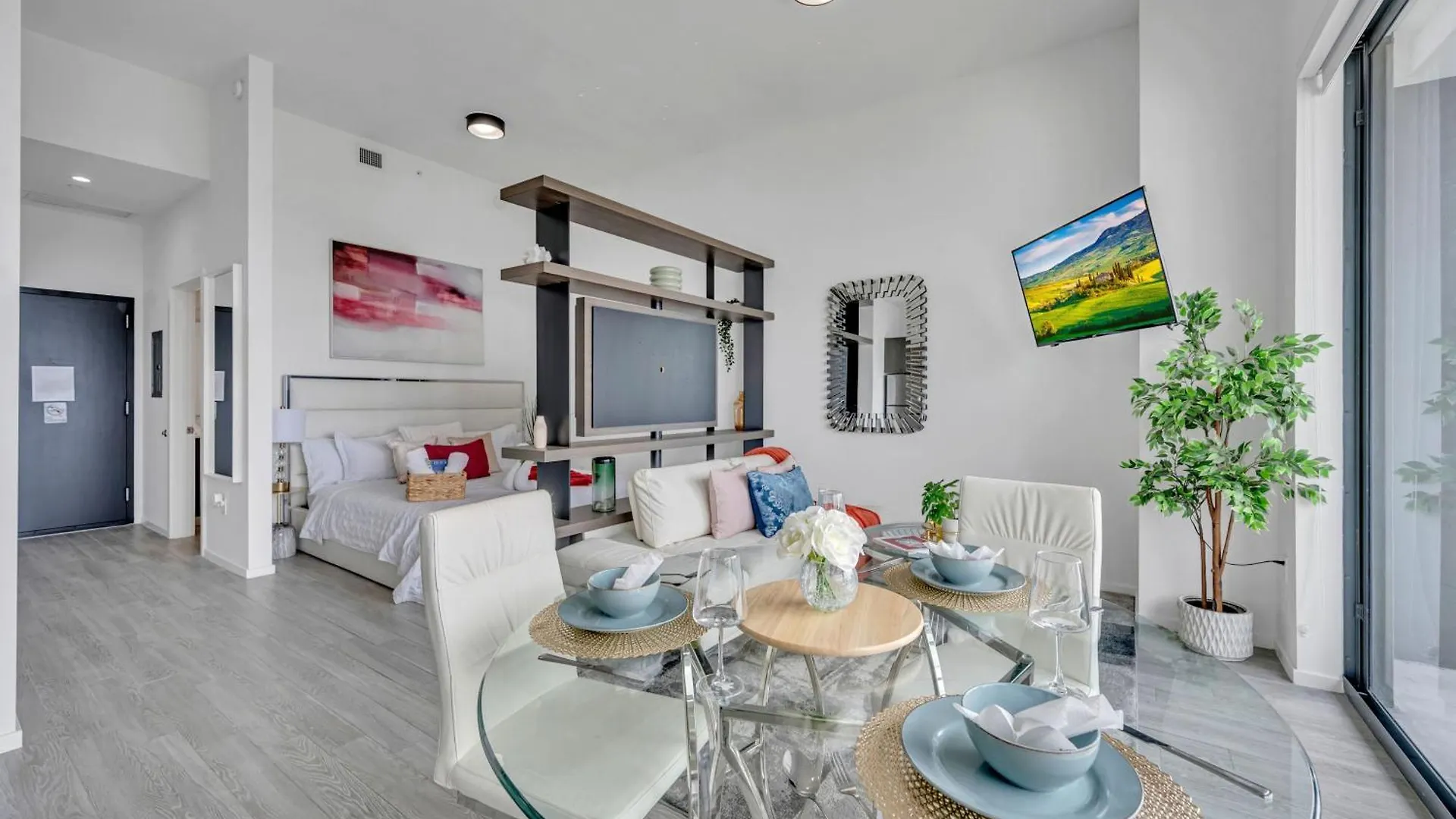 Views Downtown Apartment *