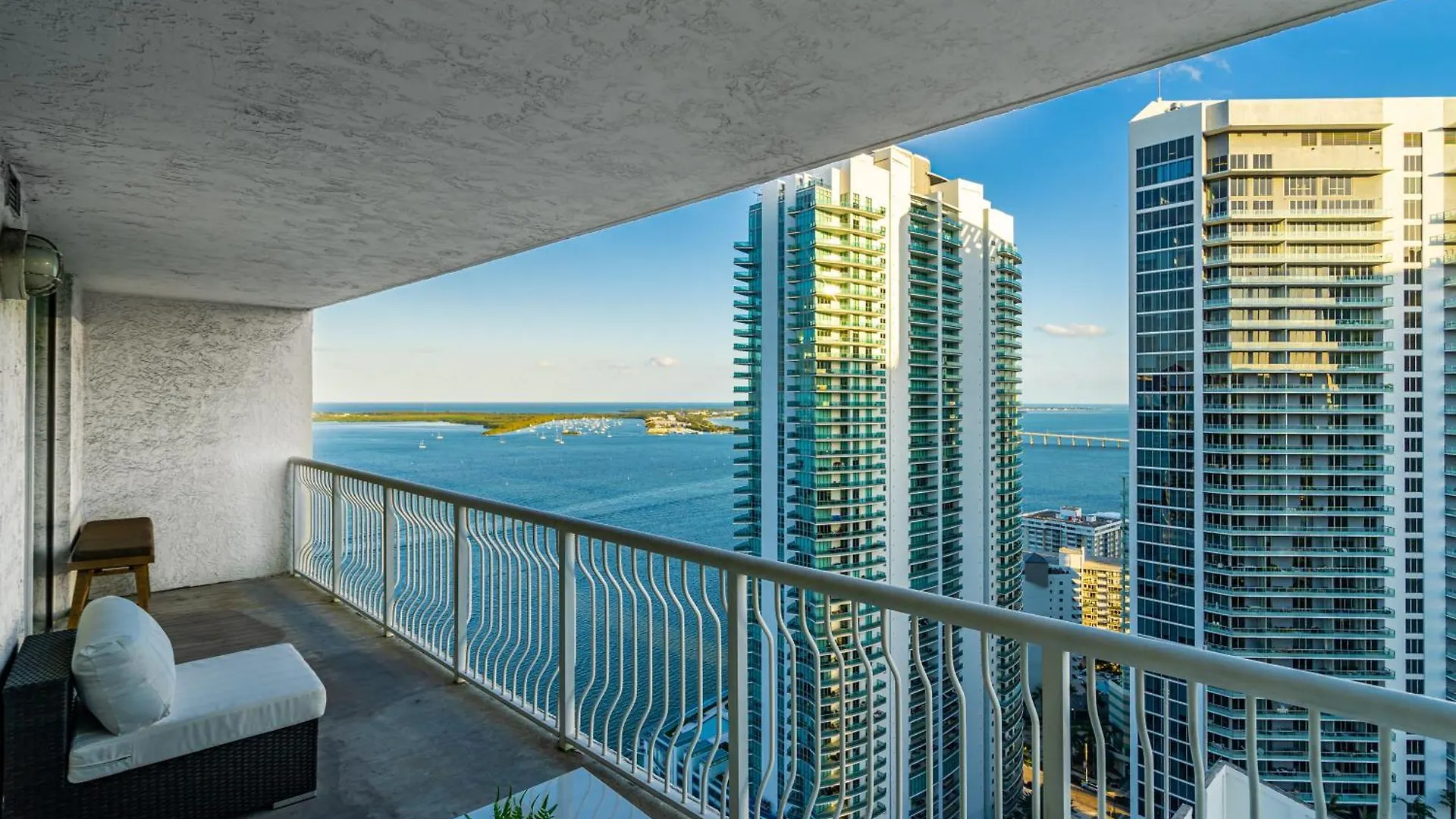 Beautiful 1 Bedroom Overlooking The Ocean And Downtown Brickell