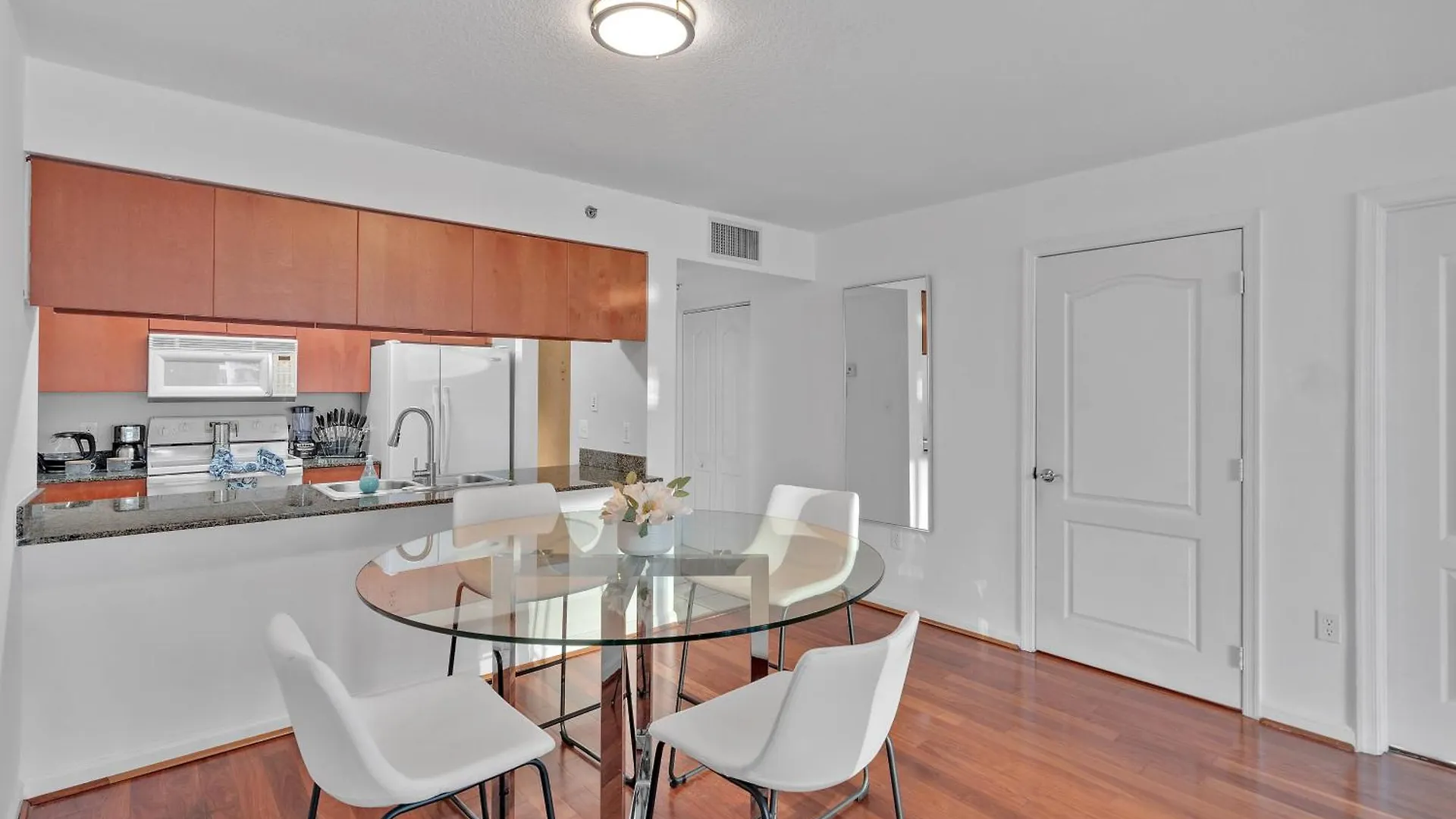 Beautiful 1 Bedroom Overlooking The Ocean And Downtown Brickell
