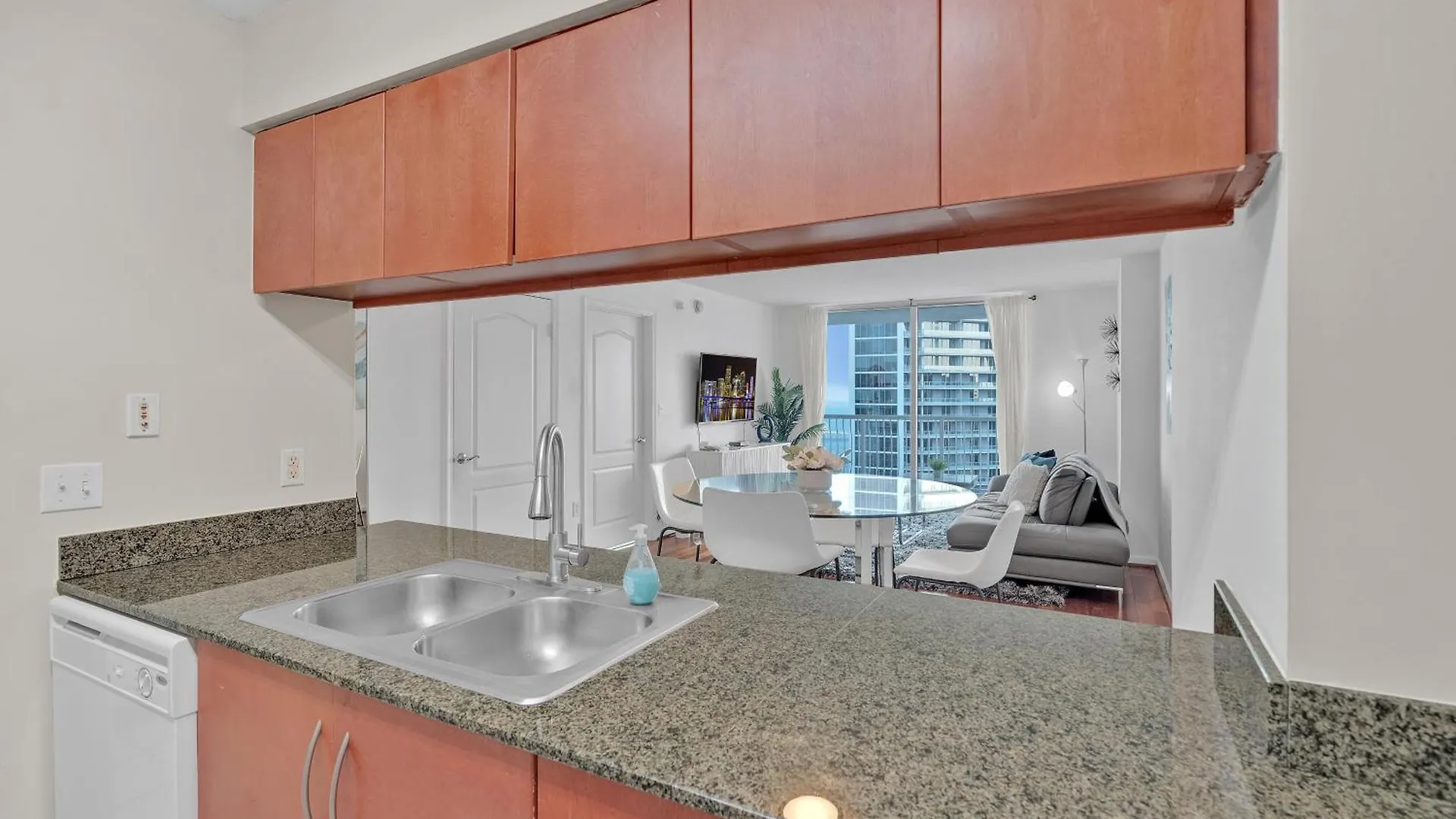 Beautiful 1 Bedroom Overlooking The Ocean And Downtown Brickell *