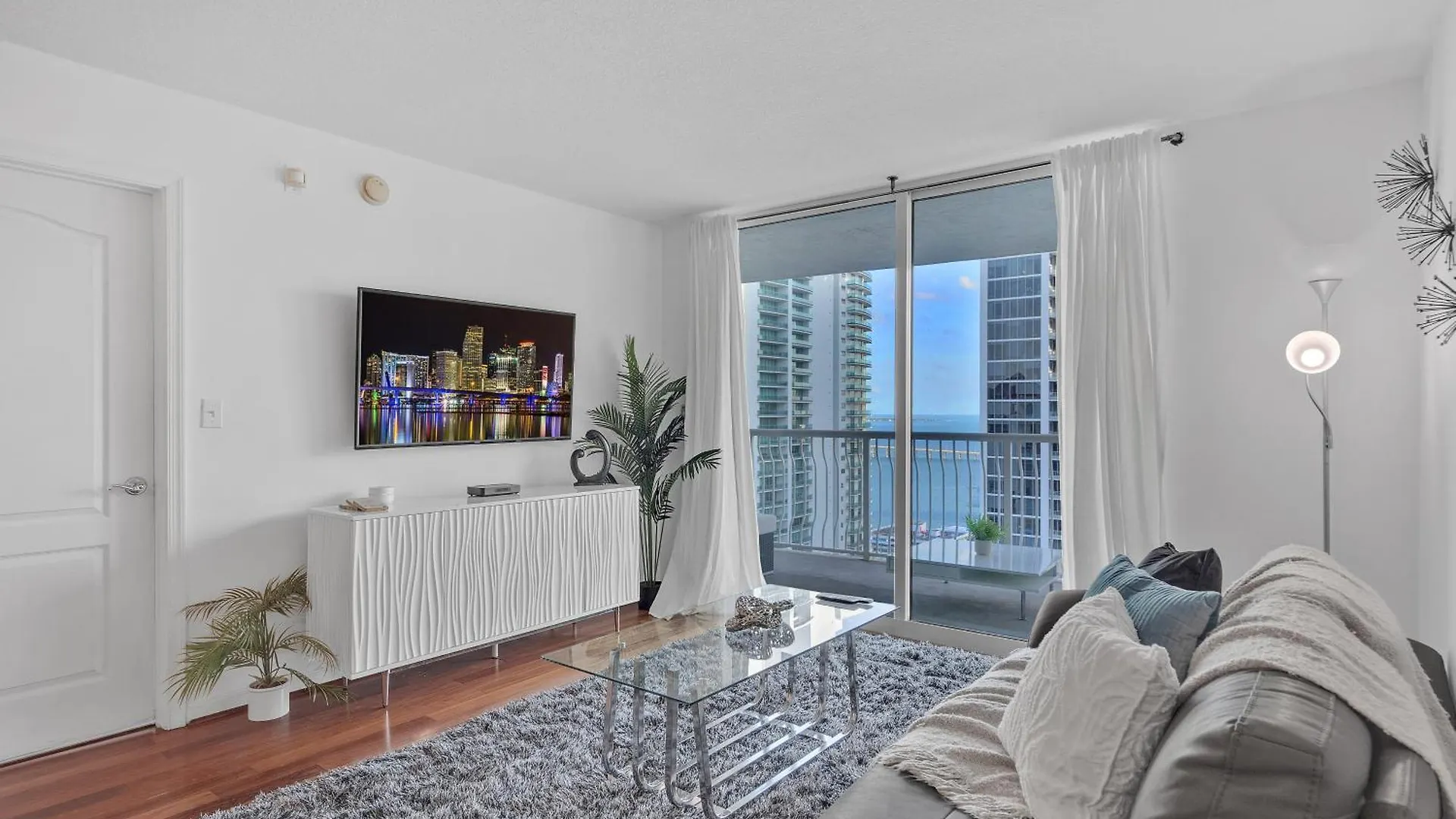 Beautiful 1 Bedroom Overlooking The Ocean And Downtown Brickell Miami