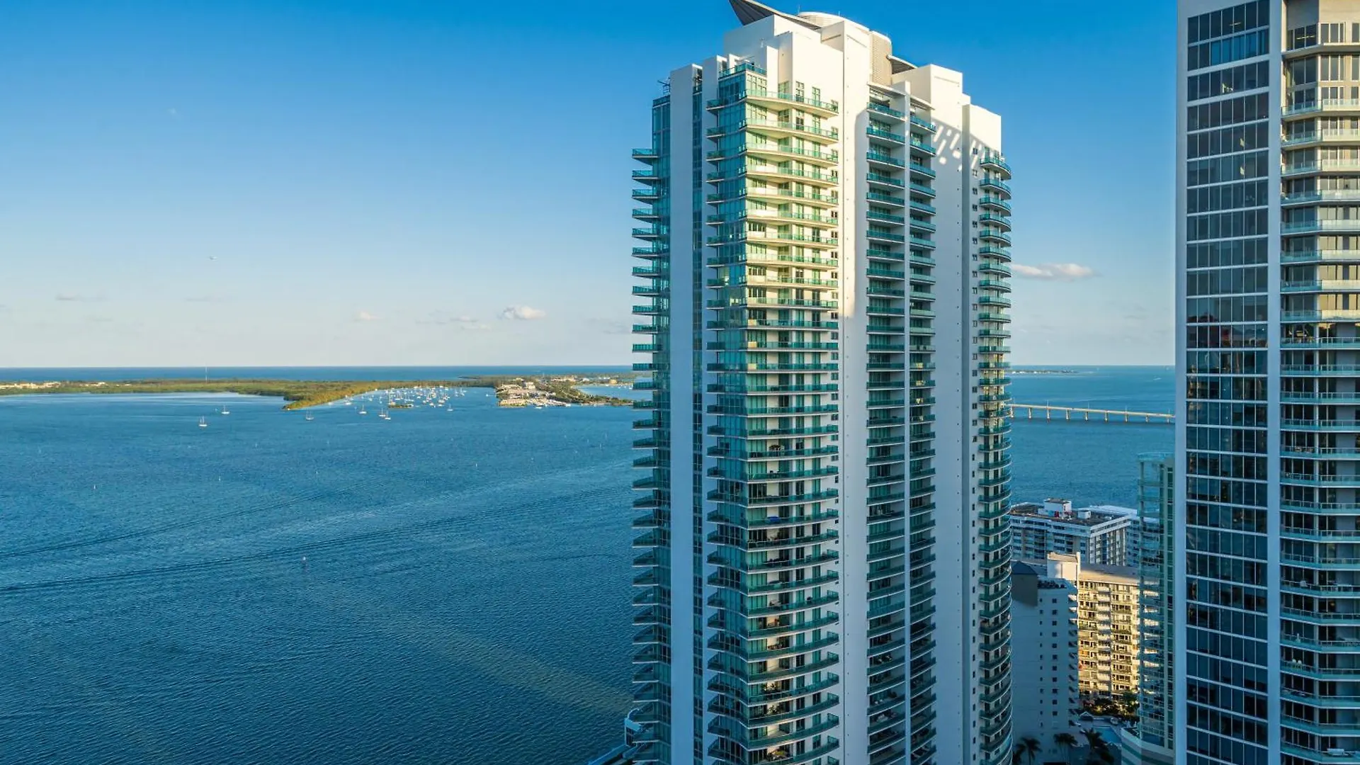 Beautiful 1 Bedroom Overlooking The Ocean And Downtown Brickell *