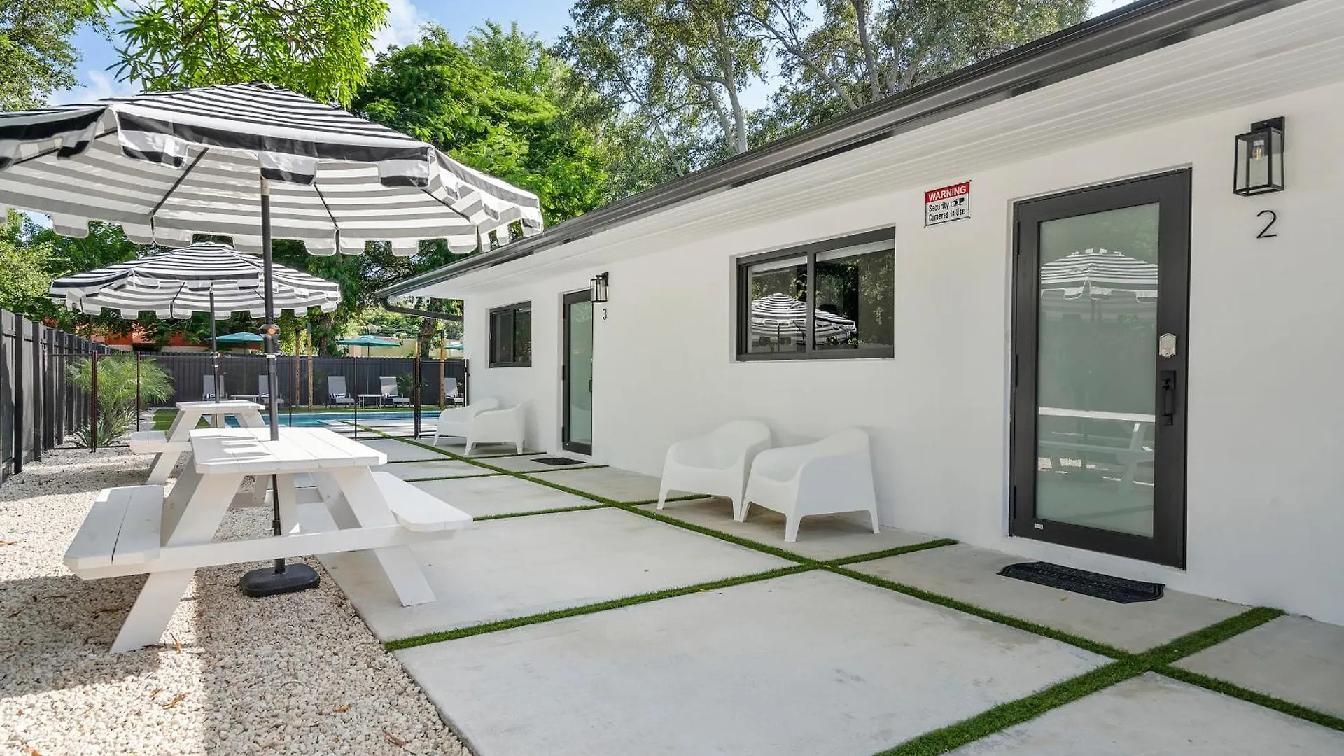 Apartment Getaway Luxe Pool Garden & Courtyard