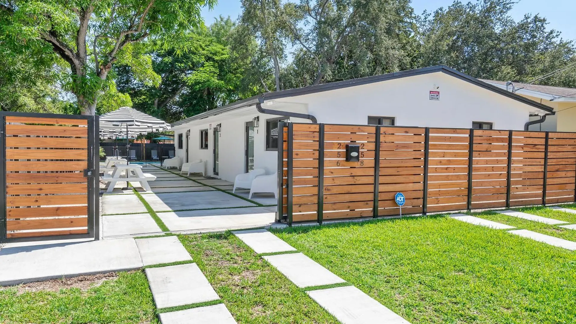 Getaway Luxe Pool Garden & Courtyard Daire Miami