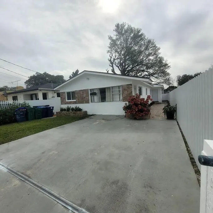 Newly Renovated 3 Bedroom / 1 Bath! * Miami