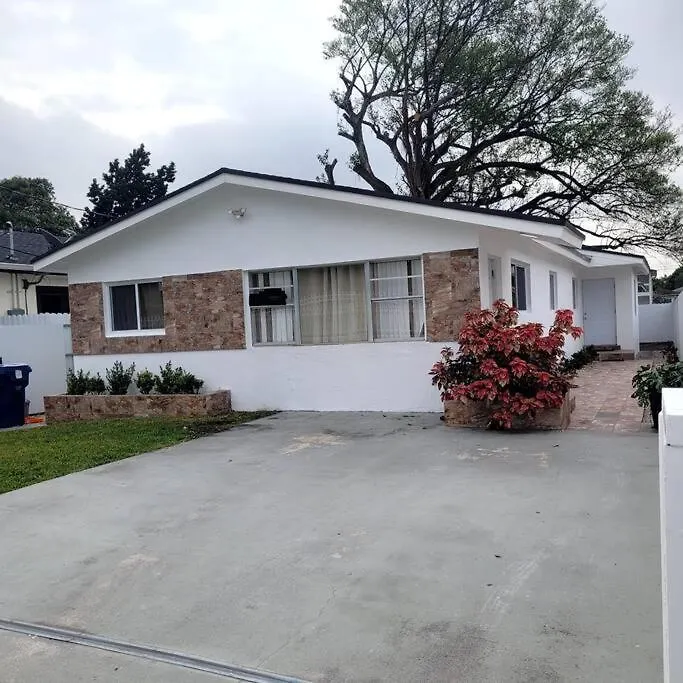 Newly Renovated 3 Bedroom / 1 Bath! Apartment