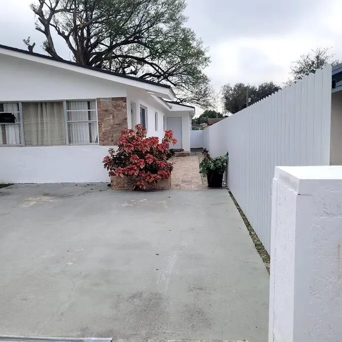 Apartment Newly Renovated 3 Bedroom / 1 Bath!