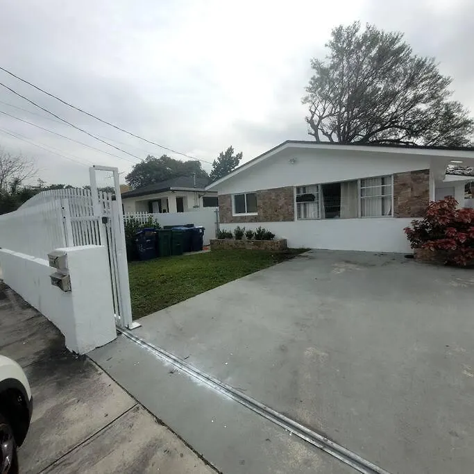 Newly Renovated 3 Bedroom / 1 Bath! Apartment *