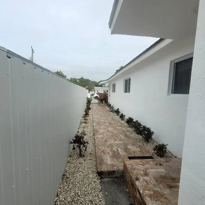 Apartment Newly Renovated 3 Bedroom / 1 Bath! *