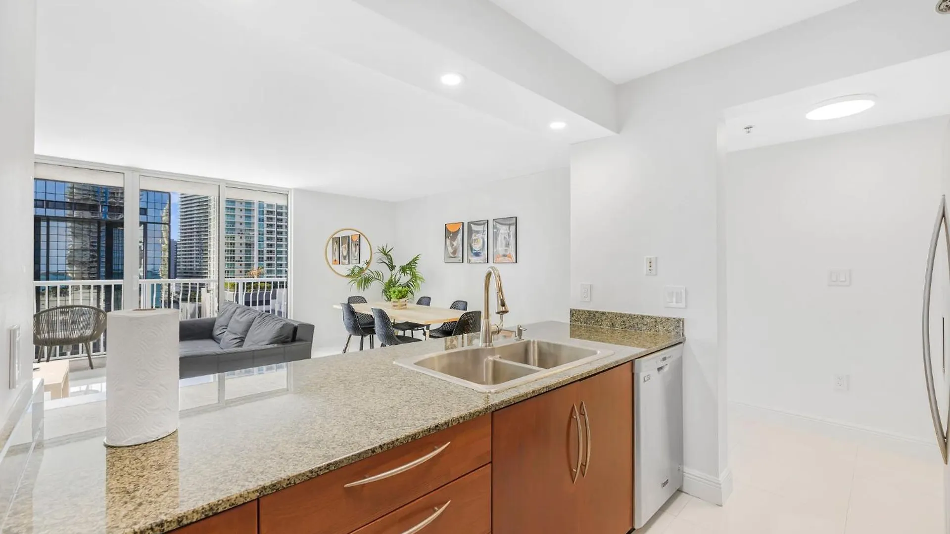 Modern Brickell With Prime Views Apartment *