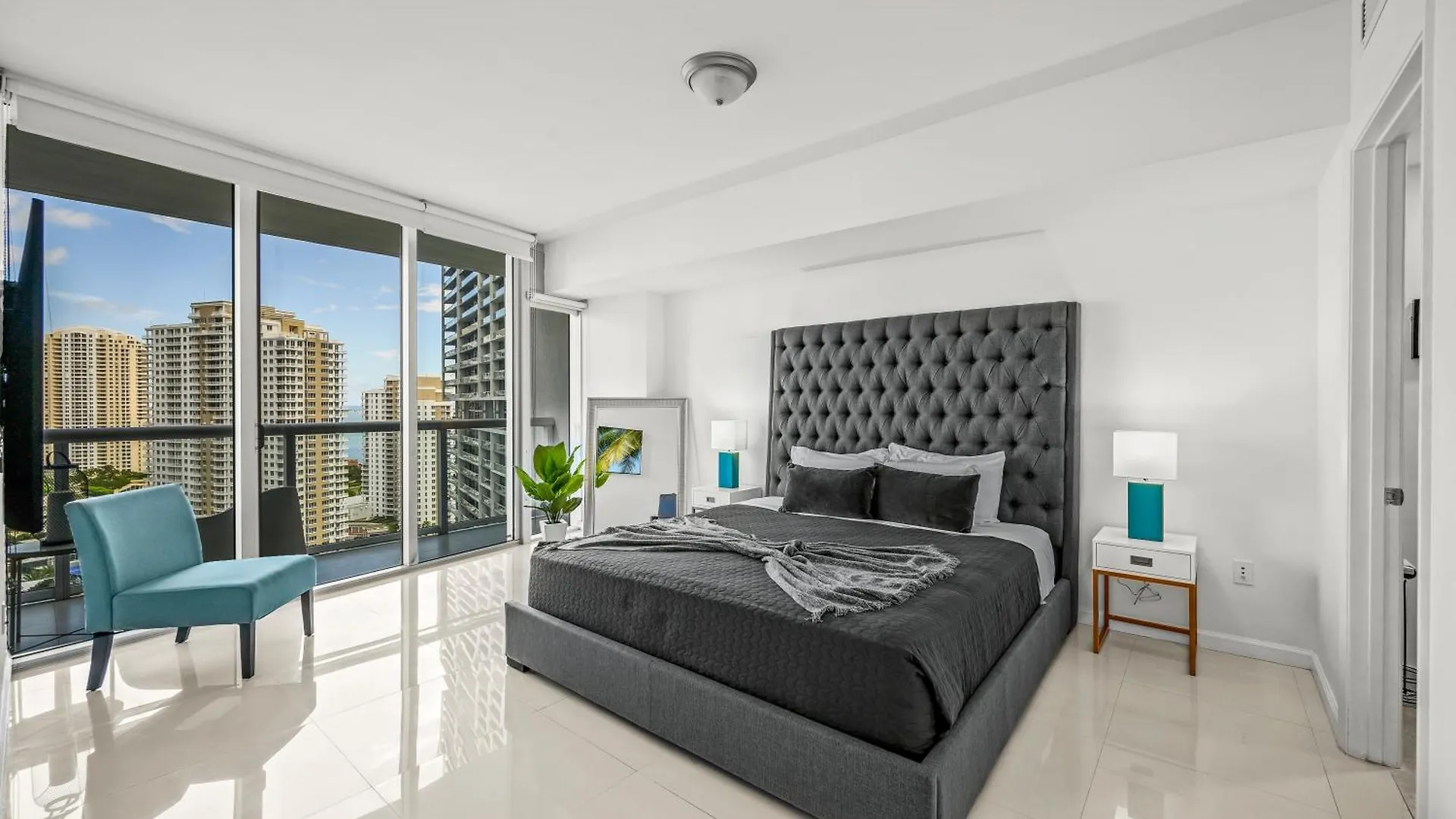 Magnificent Unit With Priceless Views W Icon Apartment