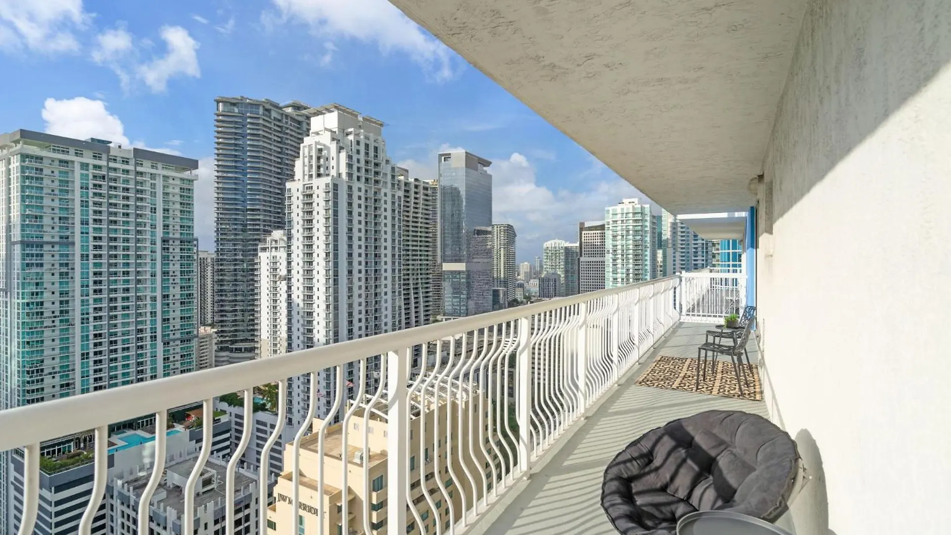 Apartment Views, 2 Balconies, 2 Bedrooms, Pool, Gym, Parking *