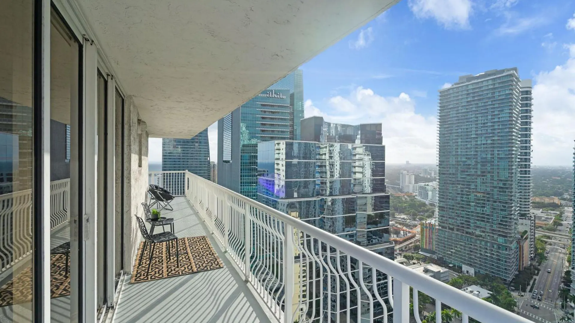 Views, 2 Balconies, 2 Bedrooms, Pool, Gym, Parking Apartment Miami