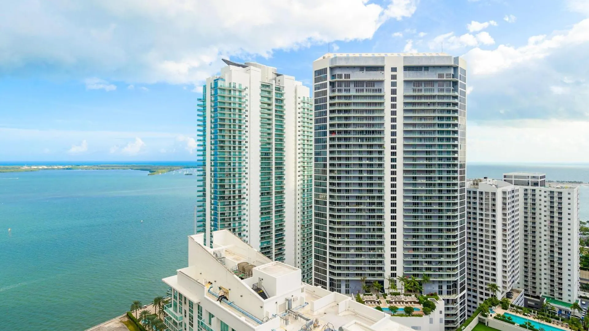 Views, 2 Balconies, 2 Bedrooms, Pool, Gym, Parking Apartment *