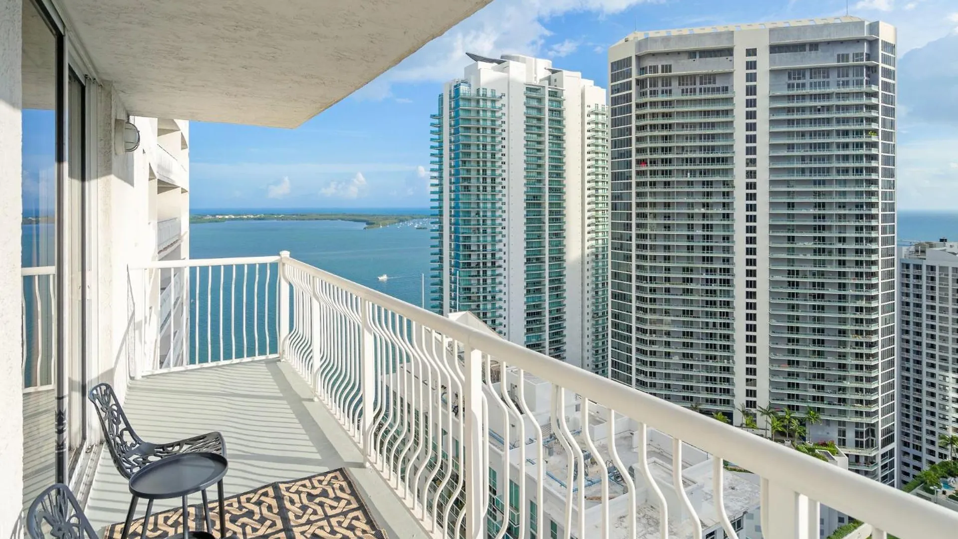 Views, 2 Balconies, 2 Bedrooms, Pool, Gym, Parking Apartment Miami