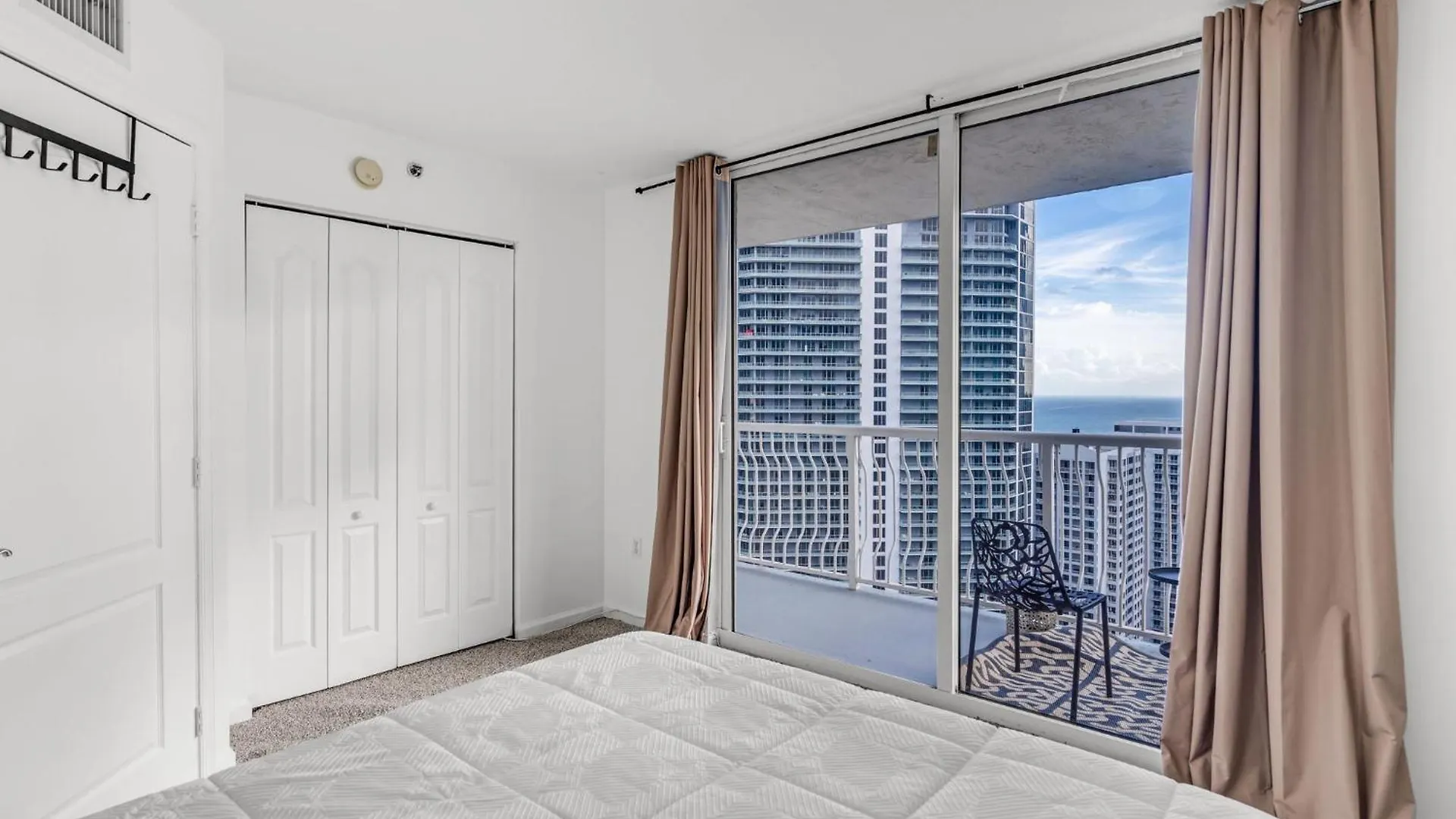 Views, 2 Balconies, 2 Bedrooms, Pool, Gym, Parking * Miami