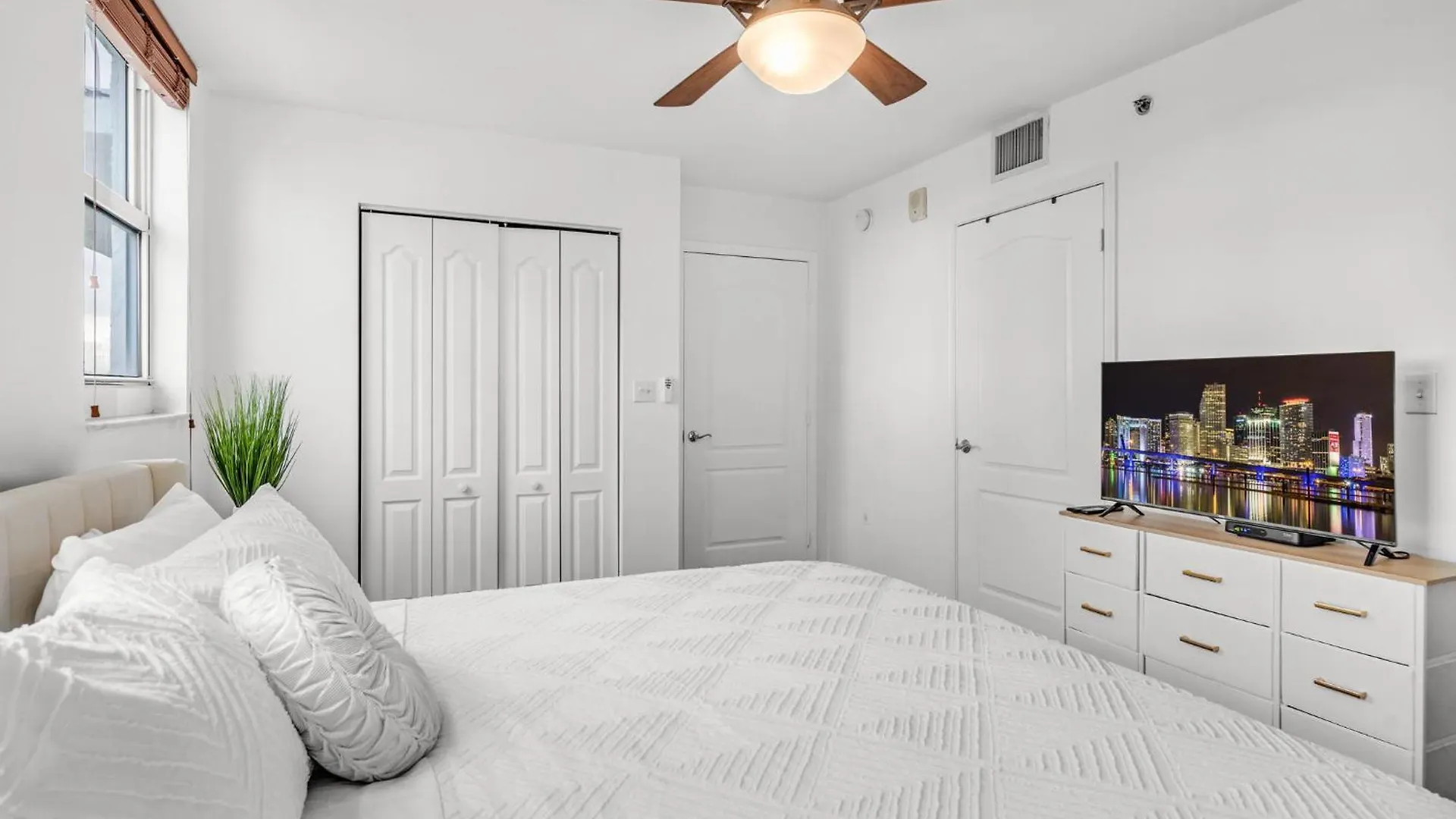 Views, 2 Balconies, 2 Bedrooms, Pool, Gym, Parking