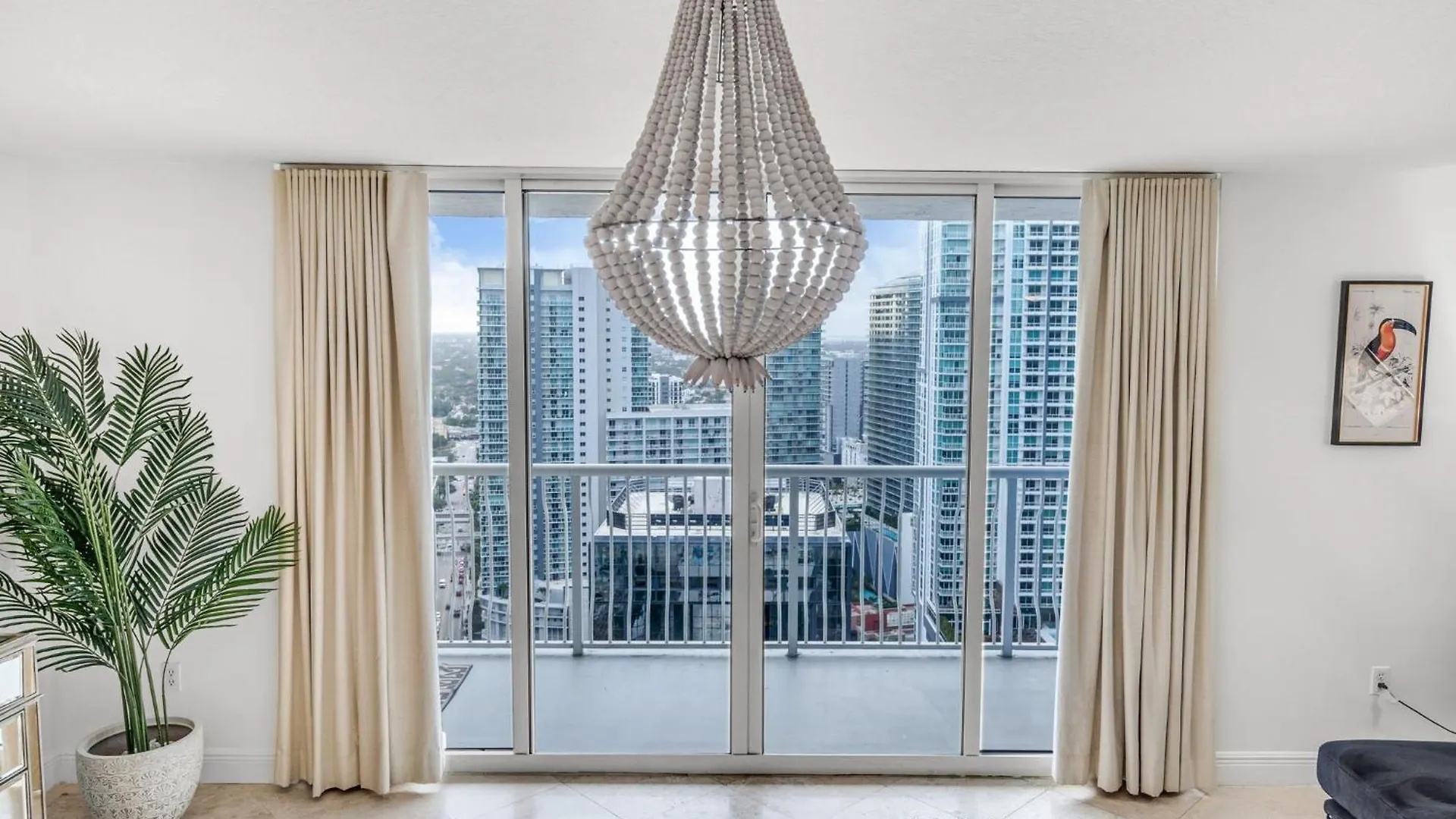 Views, 2 Balconies, 2 Bedrooms, Pool, Gym, Parking Apartment Miami