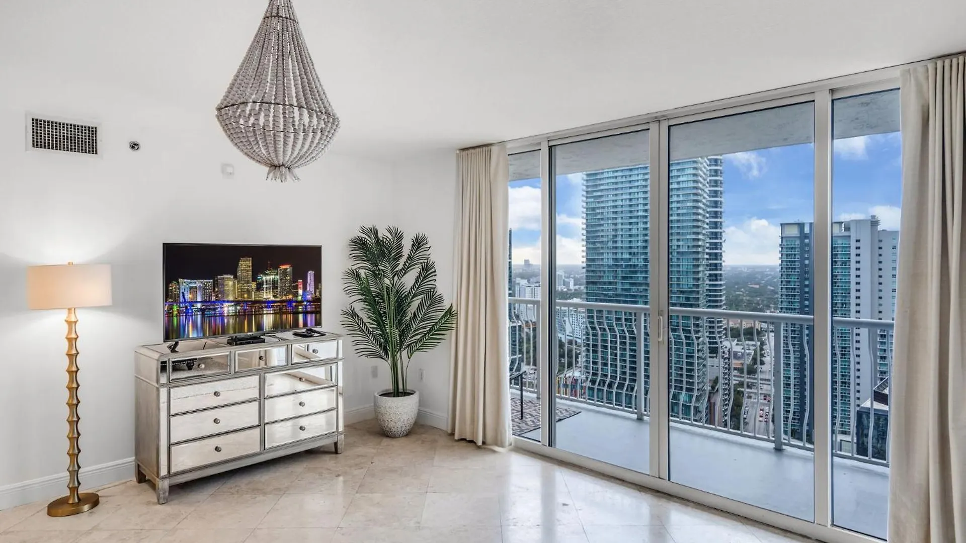 Apartment Views, 2 Balconies, 2 Bedrooms, Pool, Gym, Parking