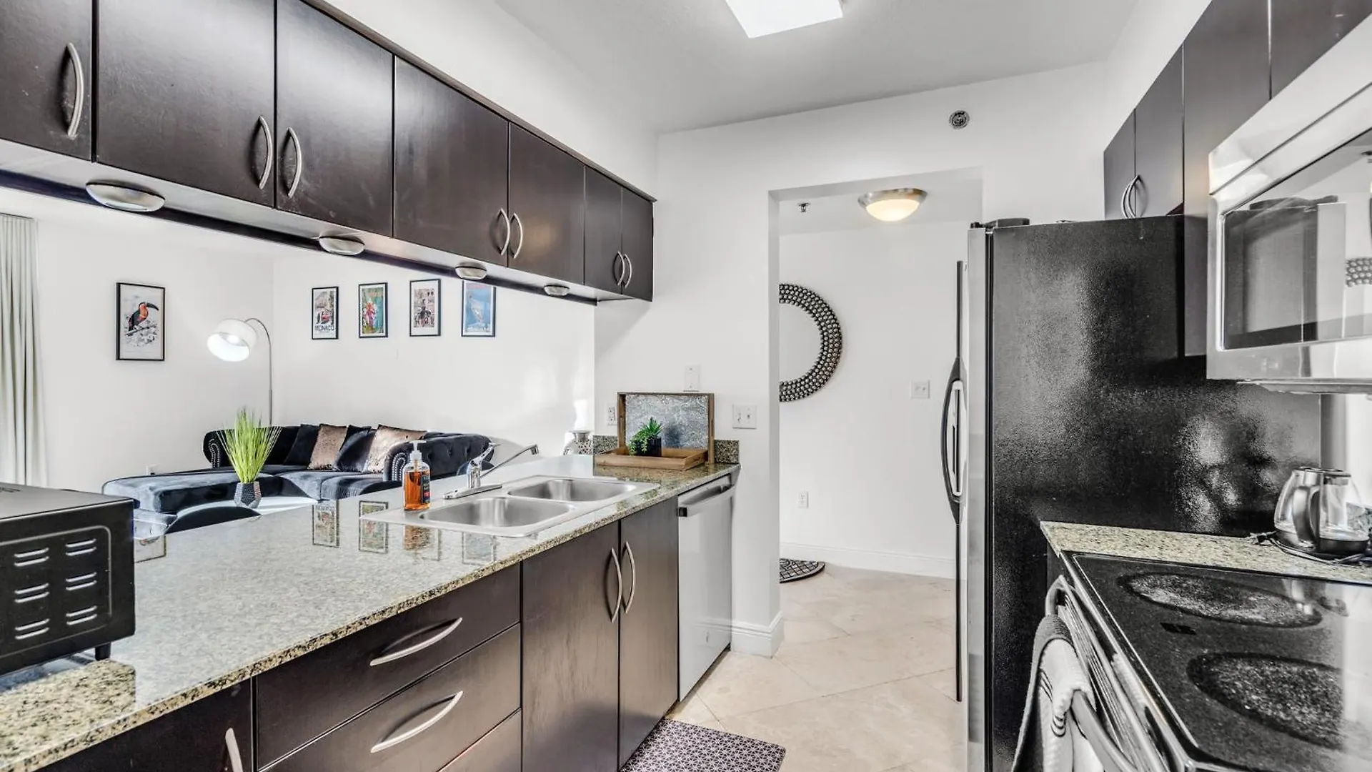 Apartment Views, 2 Balconies, 2 Bedrooms, Pool, Gym, Parking *
