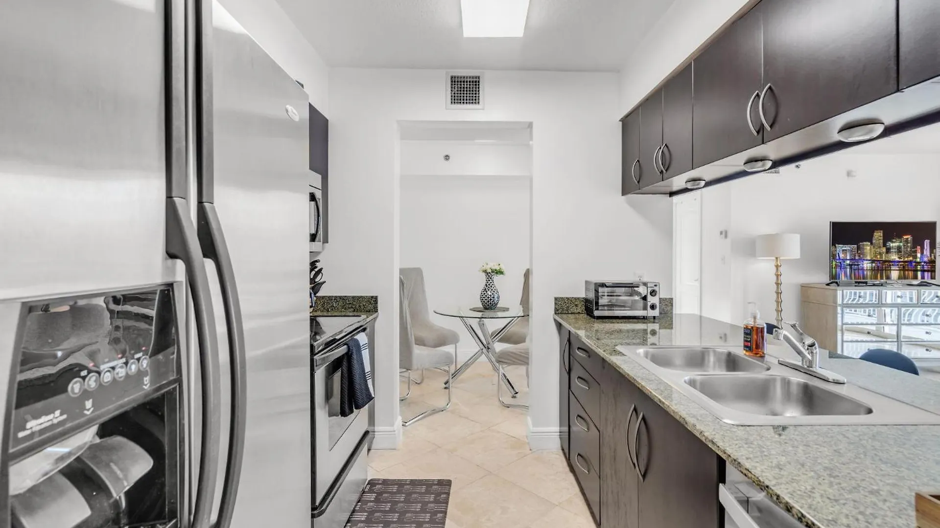 Views, 2 Balconies, 2 Bedrooms, Pool, Gym, Parking *
