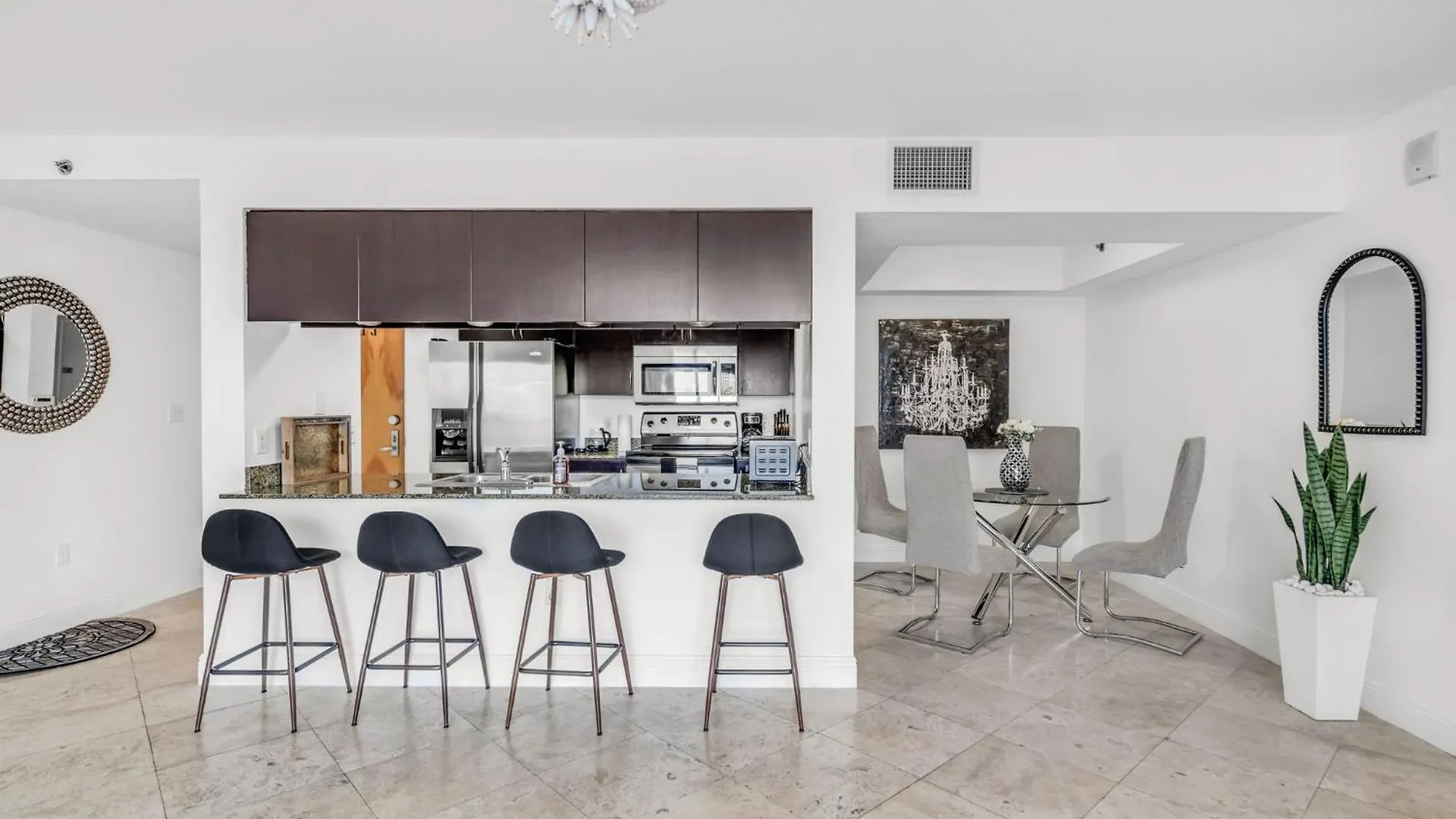 Views, 2 Balconies, 2 Bedrooms, Pool, Gym, Parking Apartment