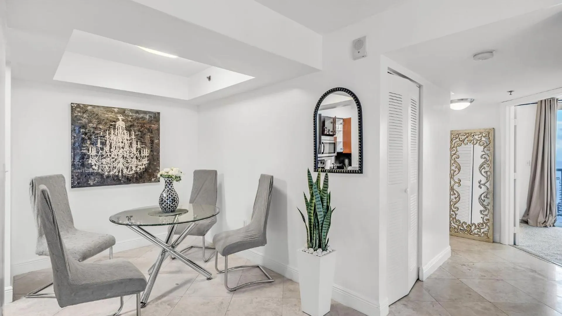 Apartment Views, 2 Balconies, 2 Bedrooms, Pool, Gym, Parking *