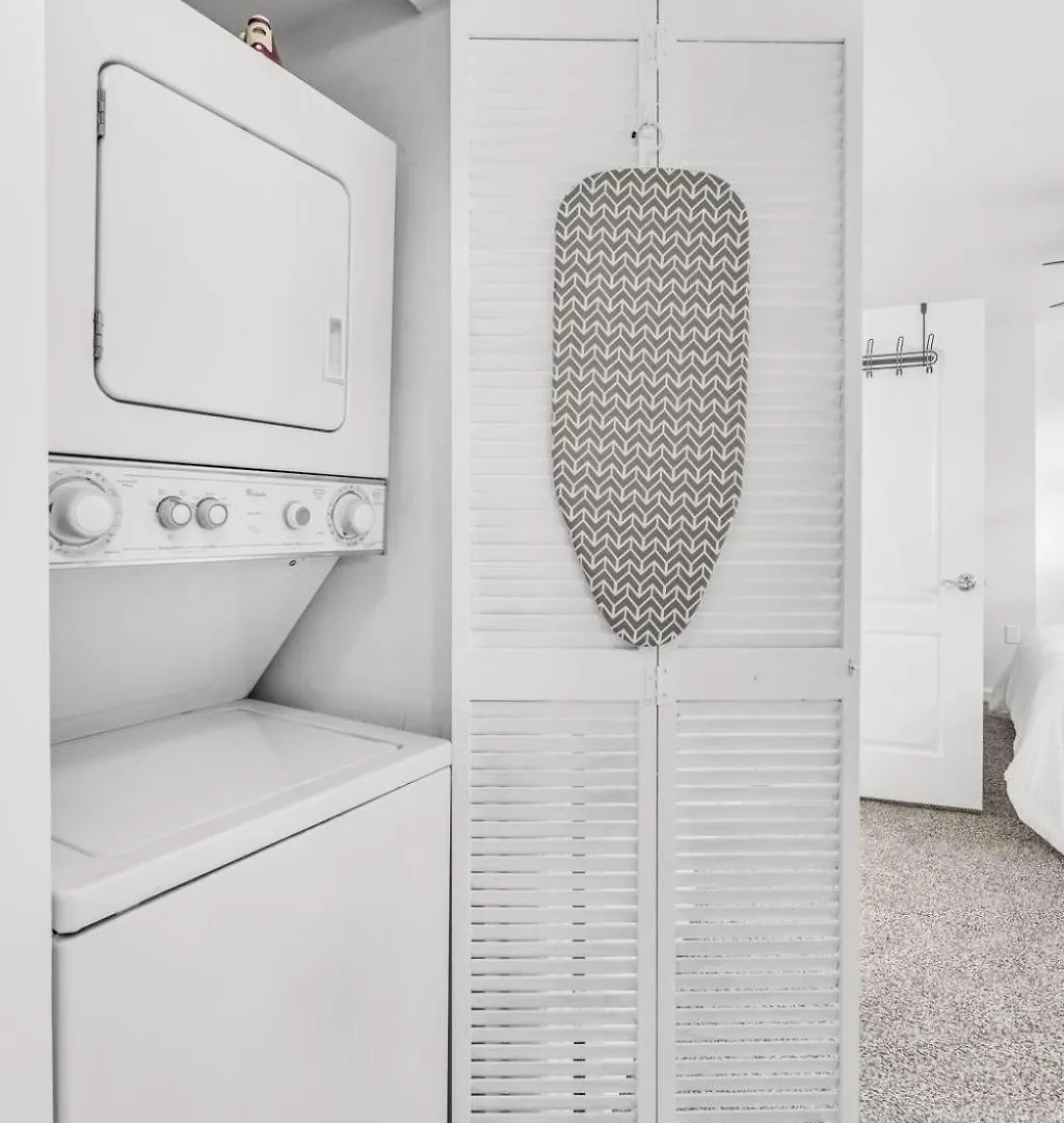 Views, 2 Balconies, 2 Bedrooms, Pool, Gym, Parking Apartment Miami